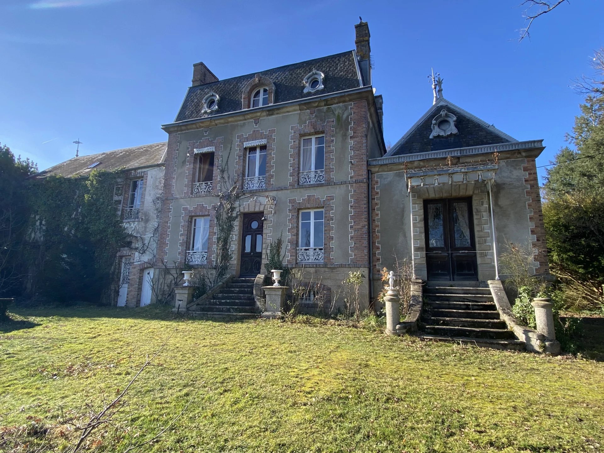 Idyllic Mini Chateau created by artists, set in 6 acres of parkland in heart of the Limousin country