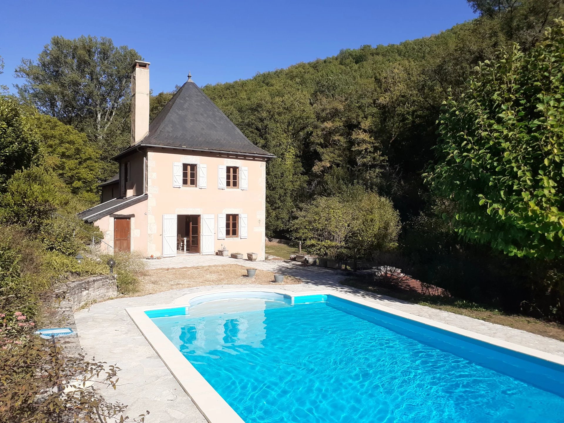 Maison de 4 chambres en bord de rivière, magnifiquement restaurée