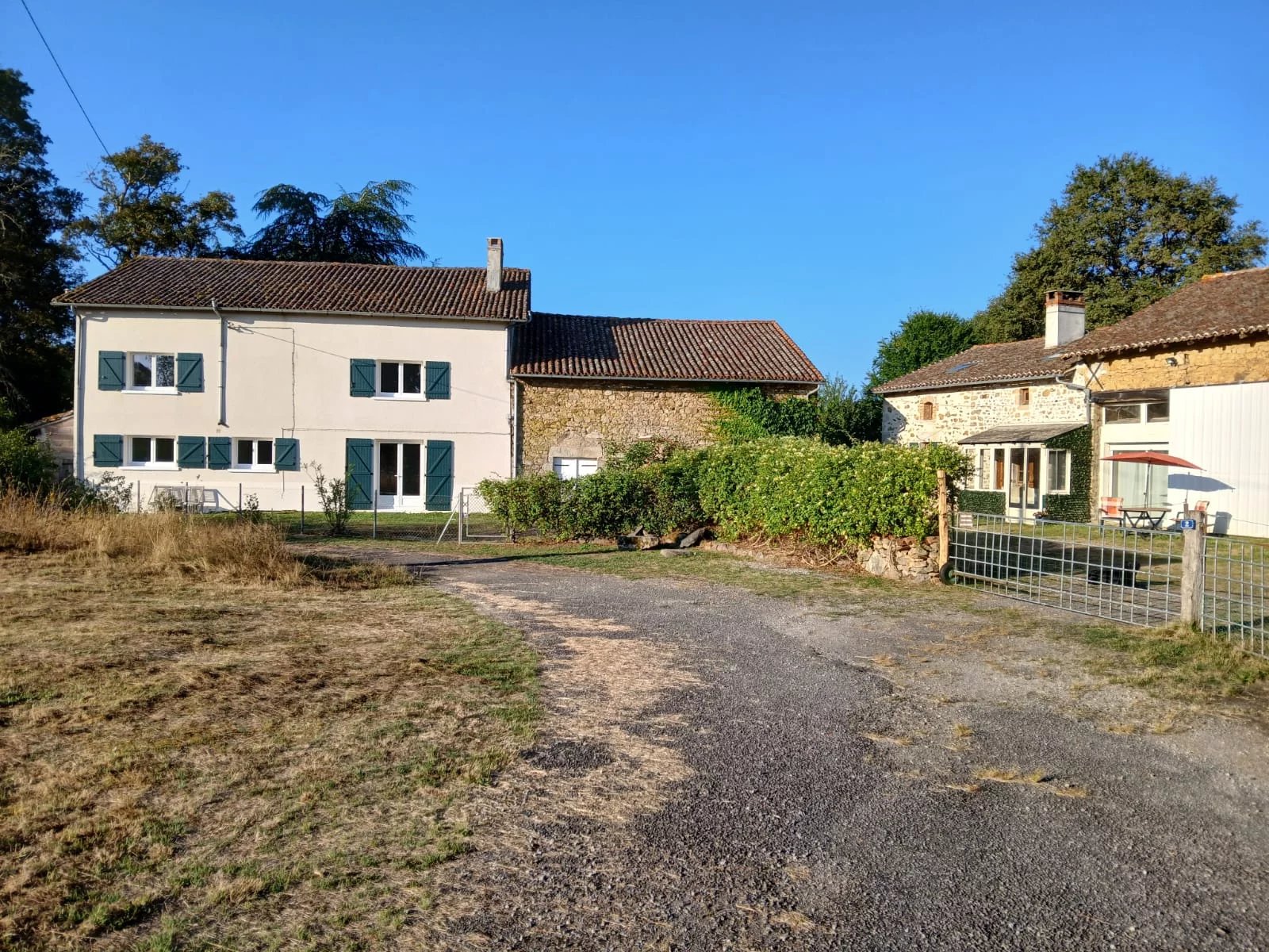 Ensemble immobilier avec granges et dépendances, avec accès à la rivière, sur 2.8 Hectares