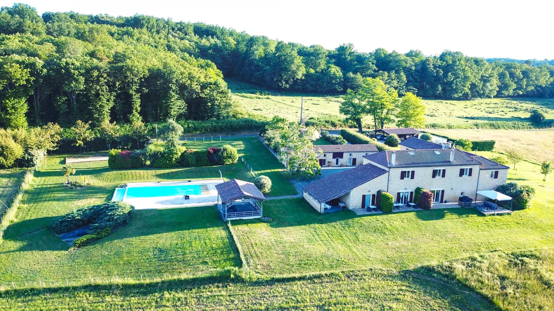 Beautiful property with swimming pool in the Perigord Noir