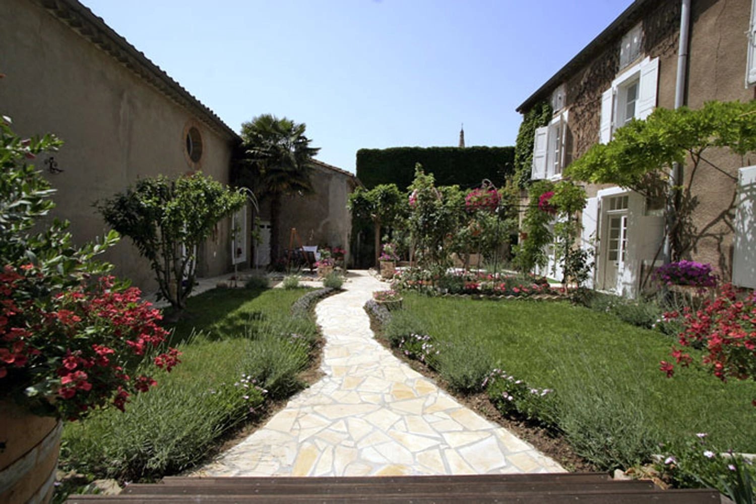 Manoir for sale in Hérault, with heated swimming pool, garden, garage and outbuildings