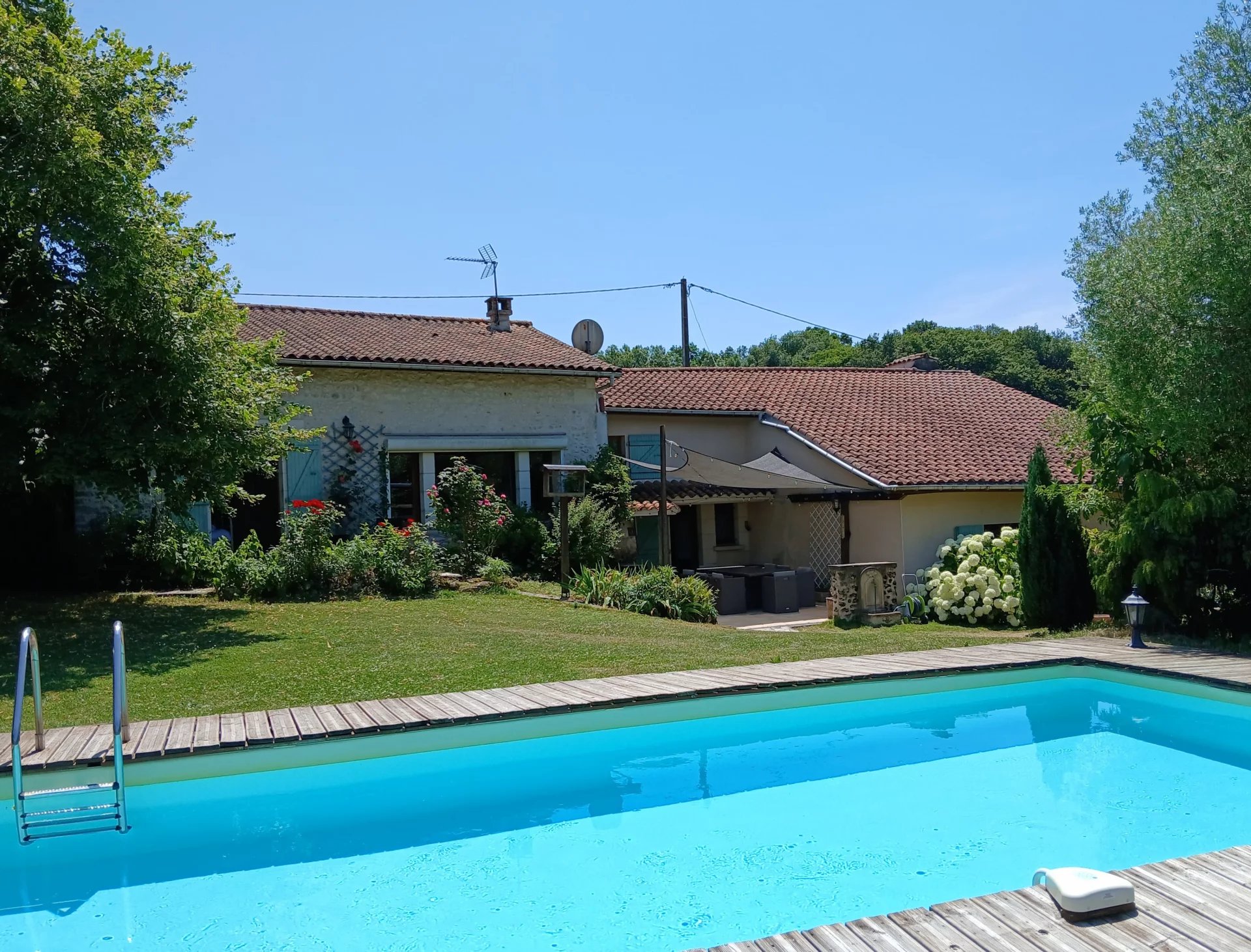 Superb five bedroom house with swimming pool