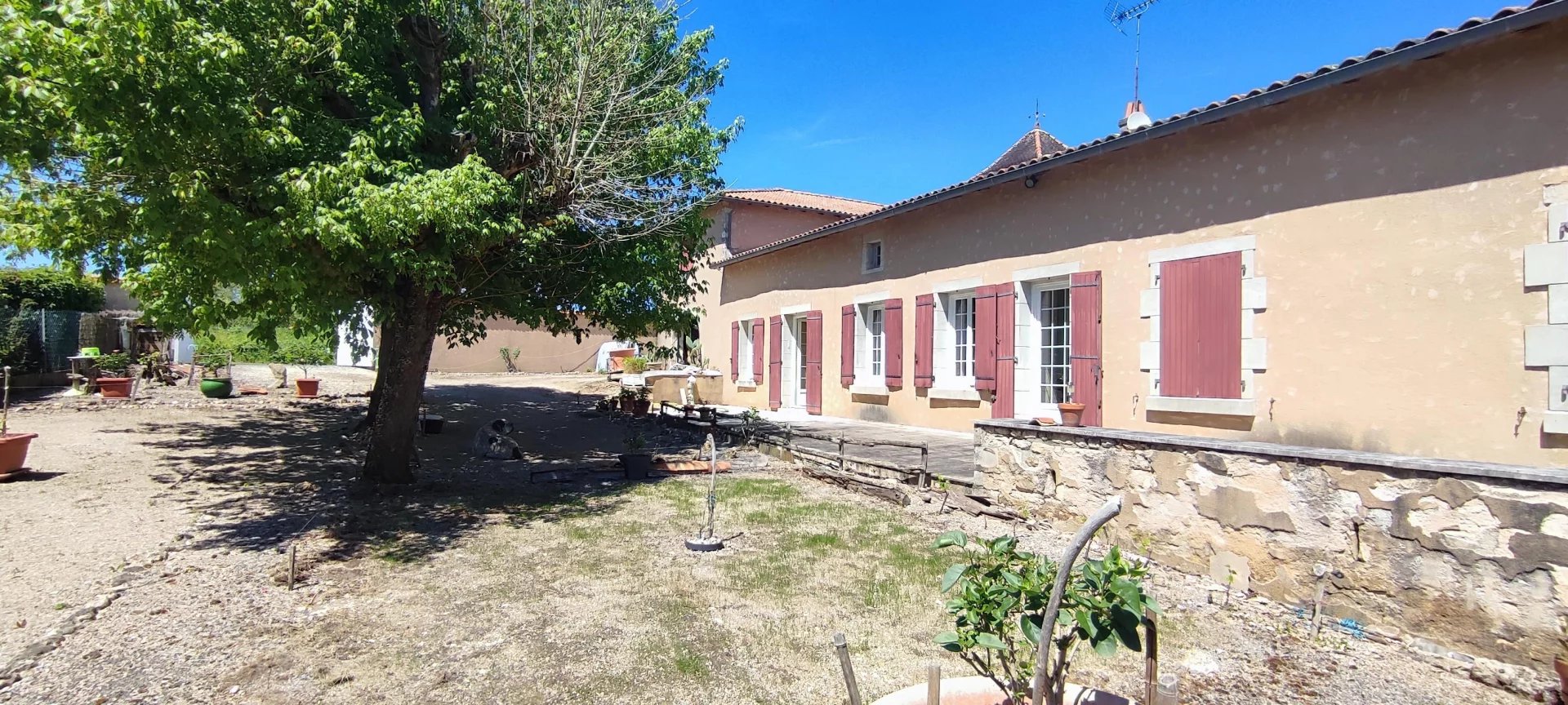 Charmante maison avec grand jardin et piscine dans un village pittoresque et une deuxième maison avec son propre jardin