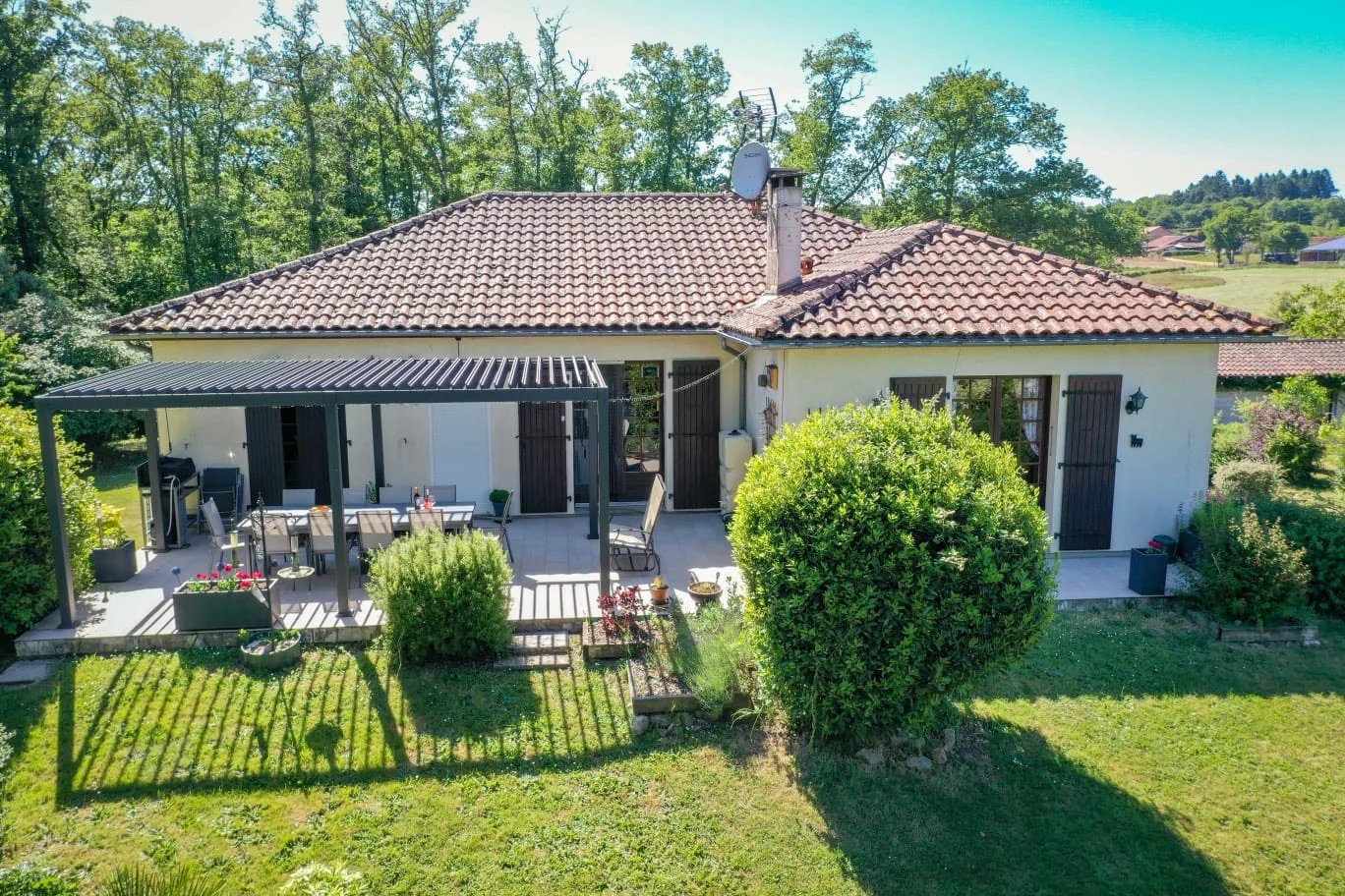 Maison familiale indépendante spacieuse en bordure d'un village avec jardin et terasse
