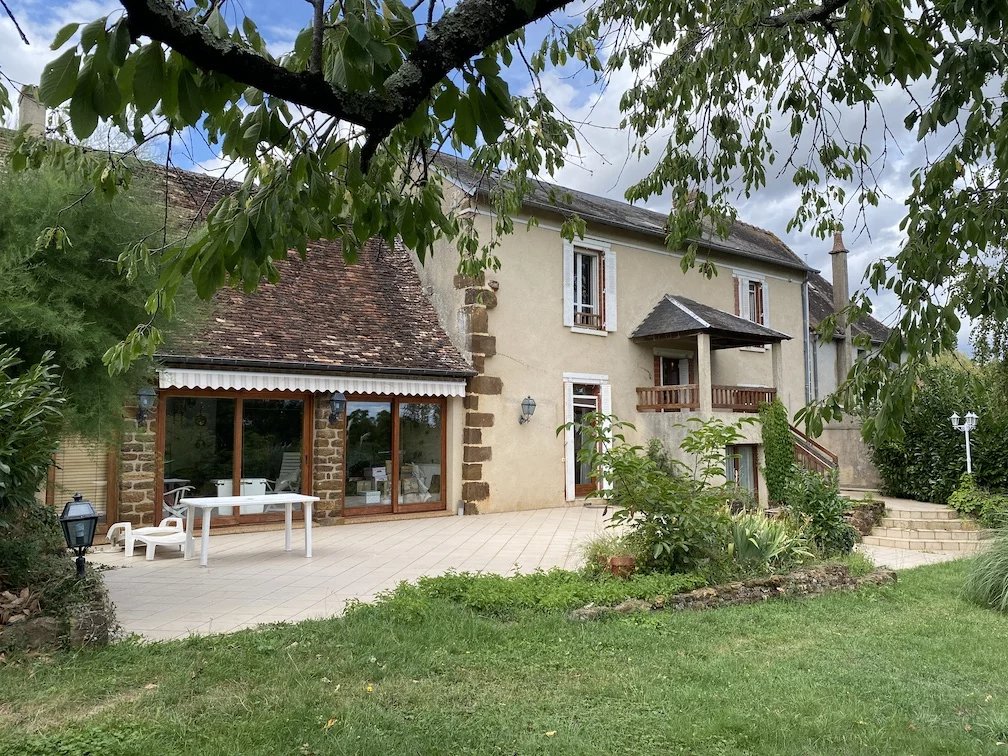 Superbe maison de maître avec grand jardin au cœur d'un village vivant