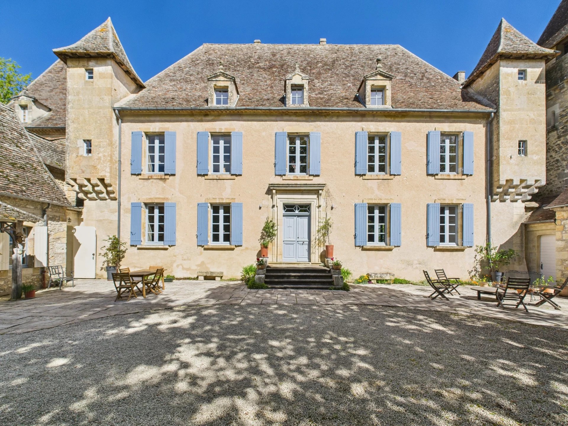 Beautiful 17th century château set in an idyllic environnement close to the bastide of Monflanquin