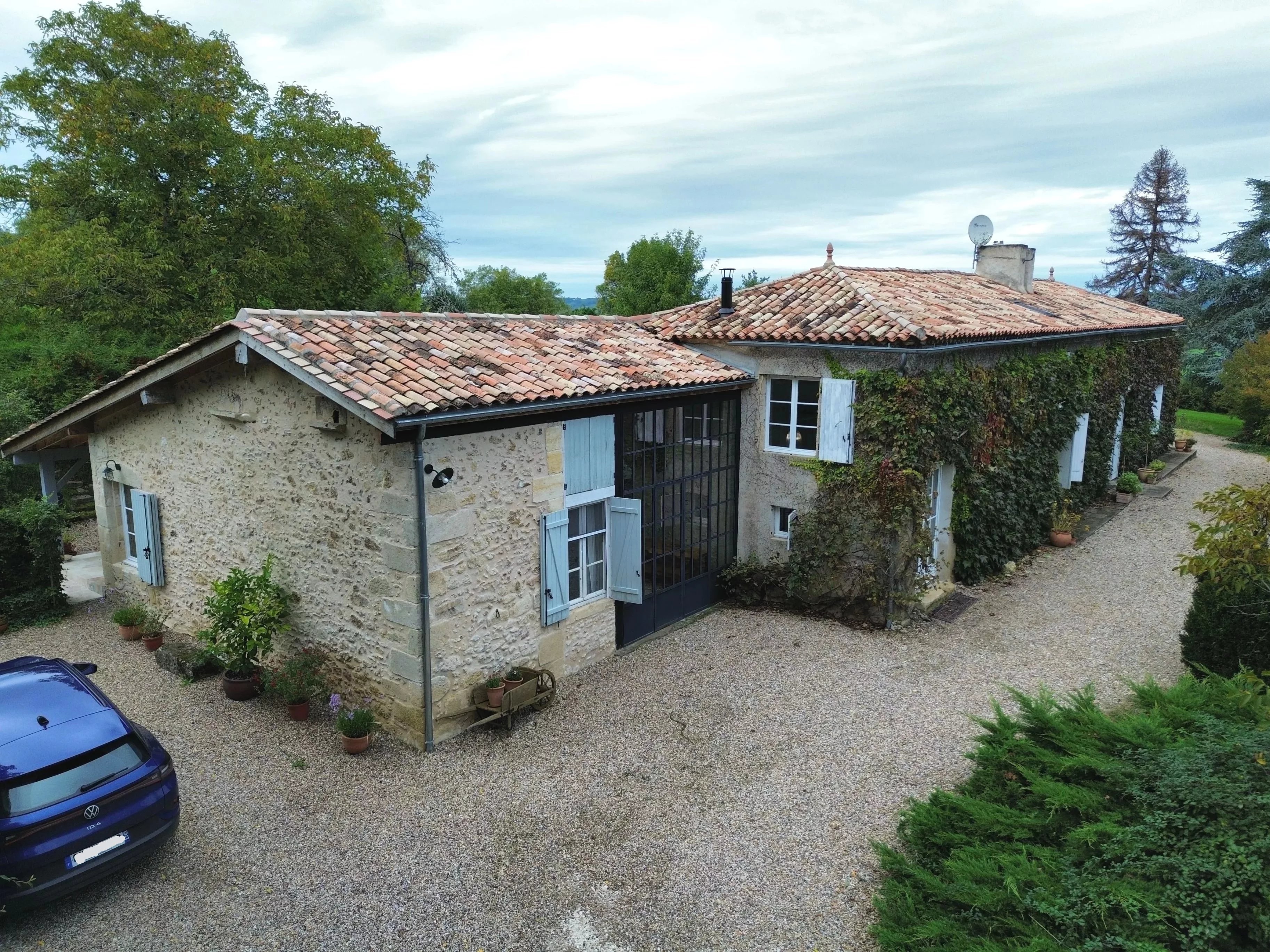 Sympathetically renovated, large family home with guest annexe and barn