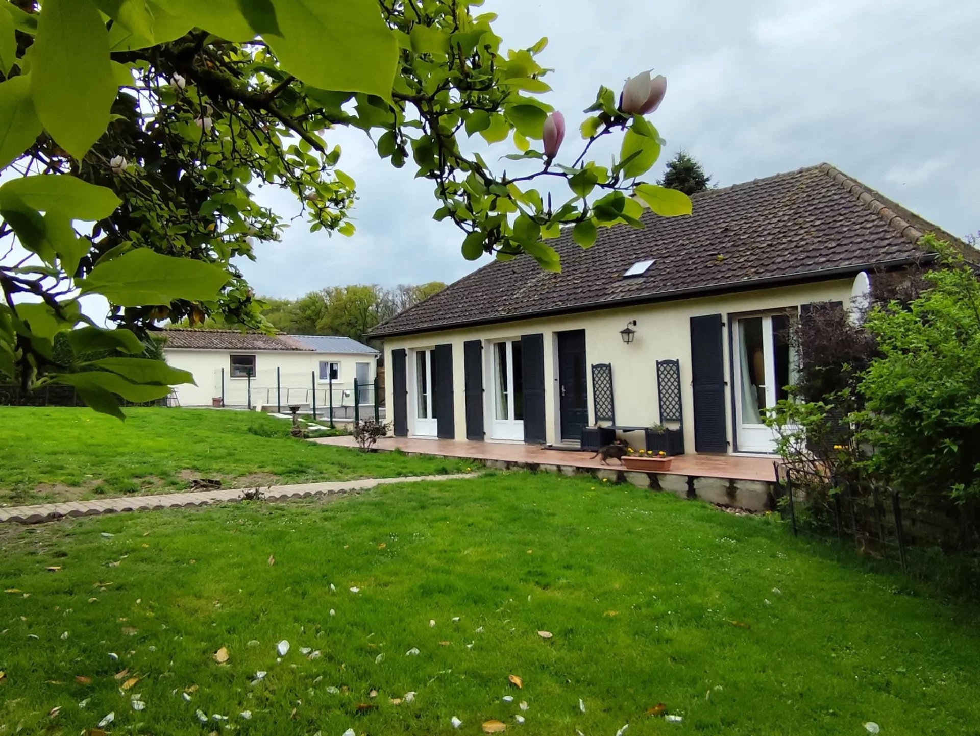 Charmante maison de campagne de 3 chambres dans un petit hameau, avec terrain.