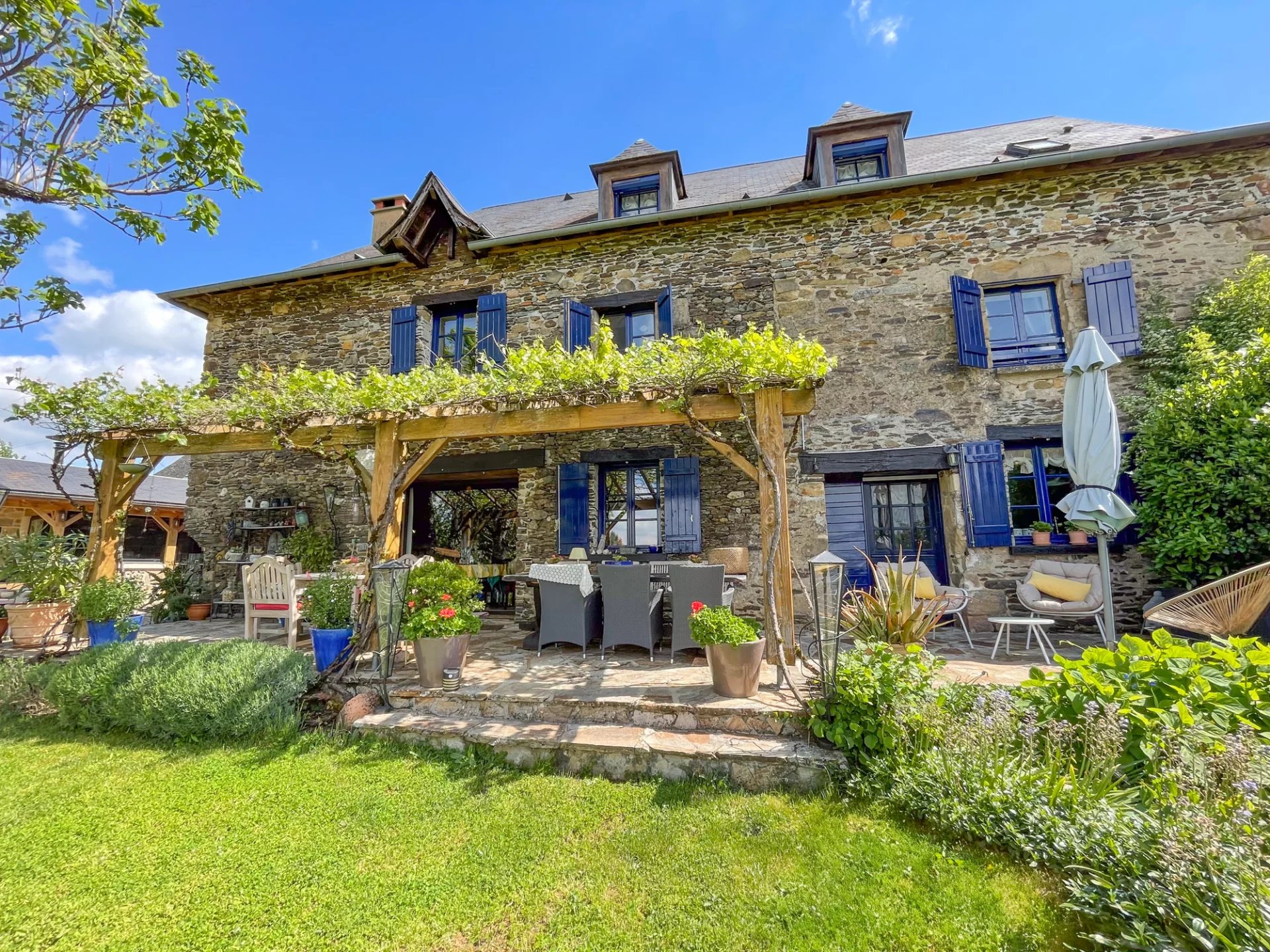 Spacieuse propriété de 6 chambres avec une annexe séparée et des vues fantastiques !