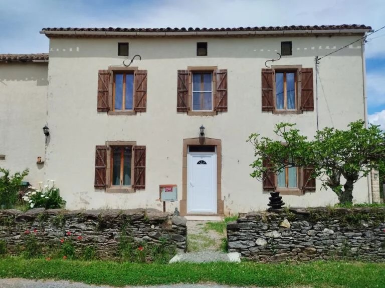 Maison de campagne avec 4 chambres, des dépendances et du terrain attenant