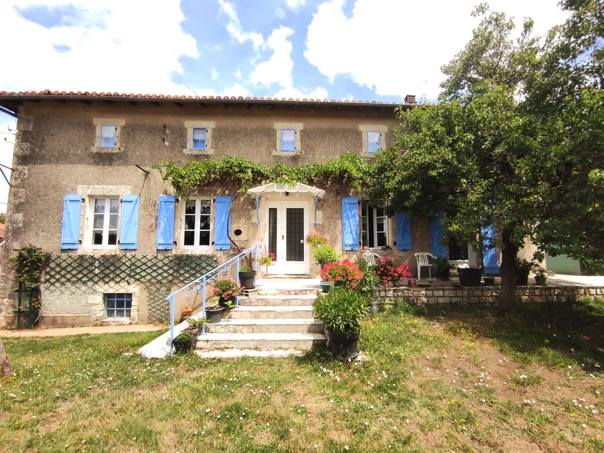 Magnificent 4-bedroom house in hamlet near Champagne Mouton