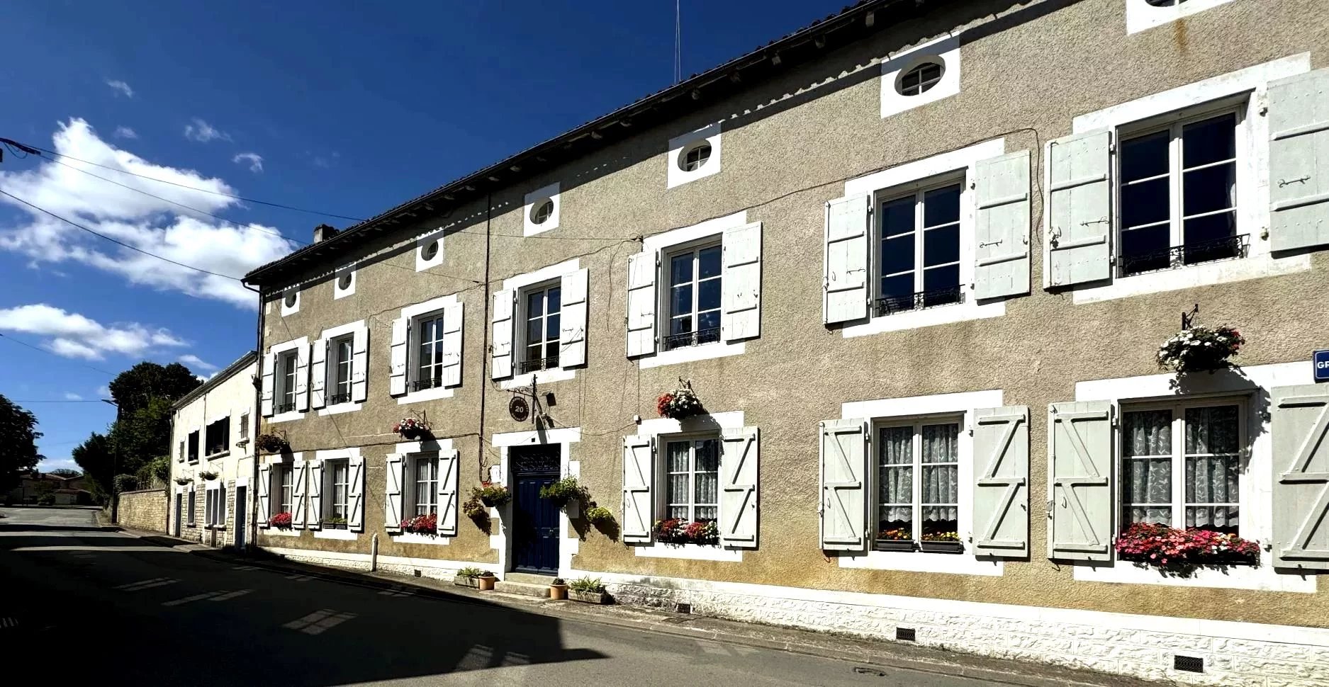 Grande maison avec 8 chambres, à seulement 5 minutes du village pittoresque de Nanteuil en Vallée