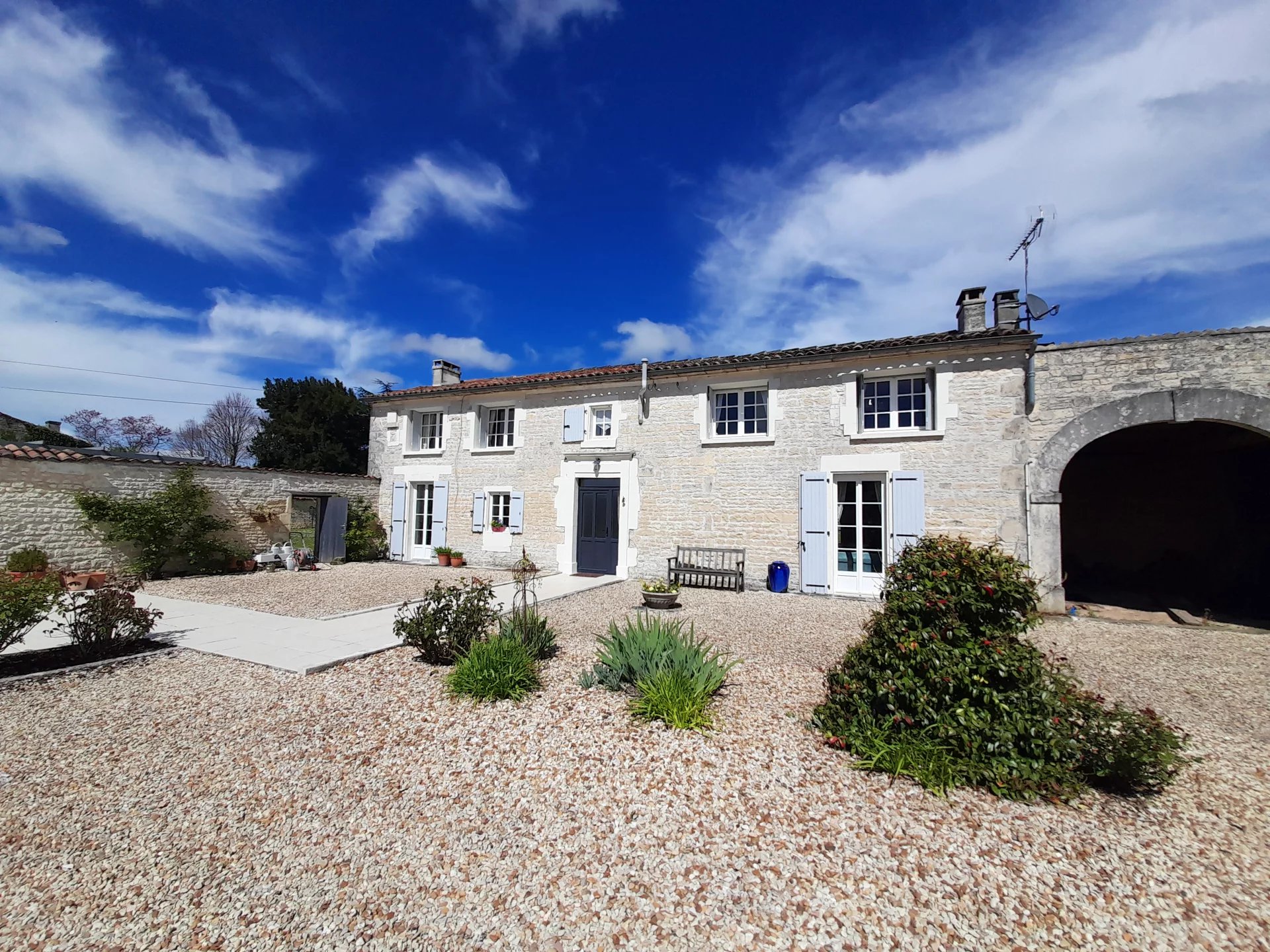 Beautiful house in the heart of the Cognac vineyards