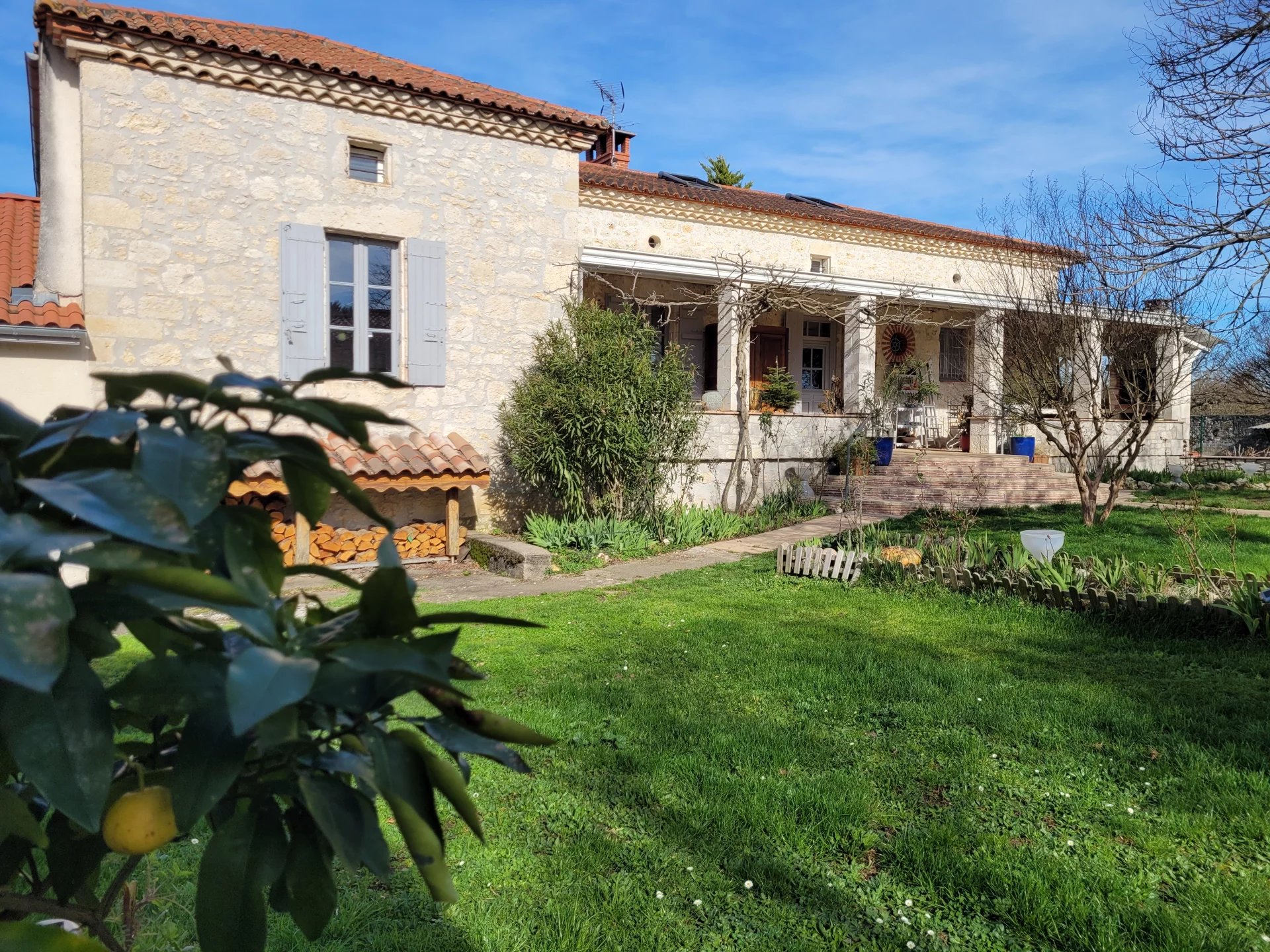 Ensemble of 2 houses, outbuildings, pool and land