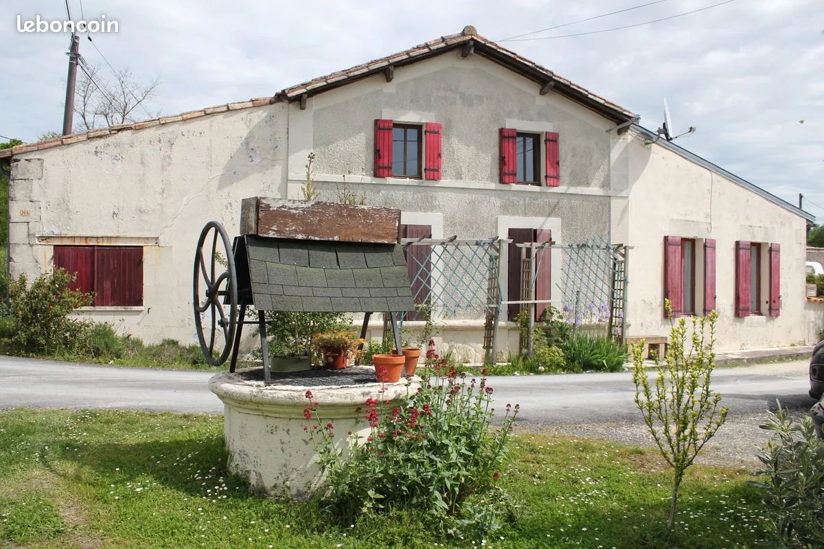 Charentaise house with workshop, carport for 2 cars, outbuilding to be renovated