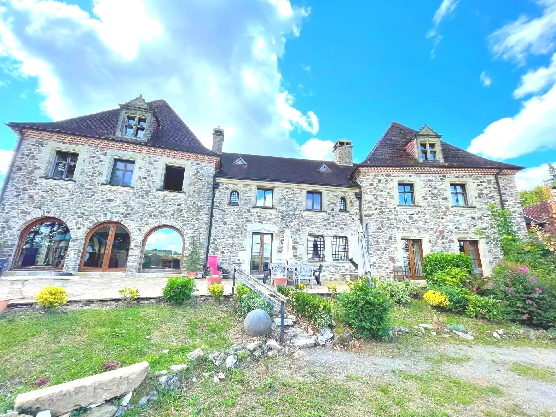 Magnificent Perigourdine manor house dating back to the 17th century