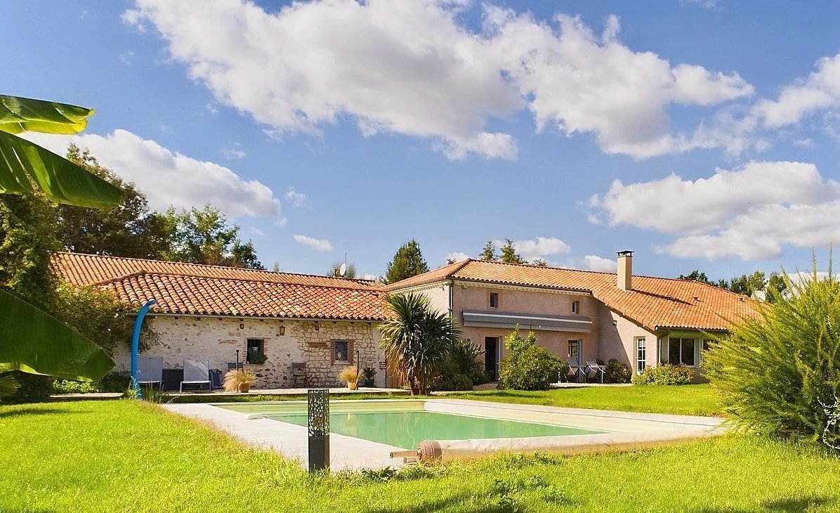 House with guest houses on the banks of the Lot