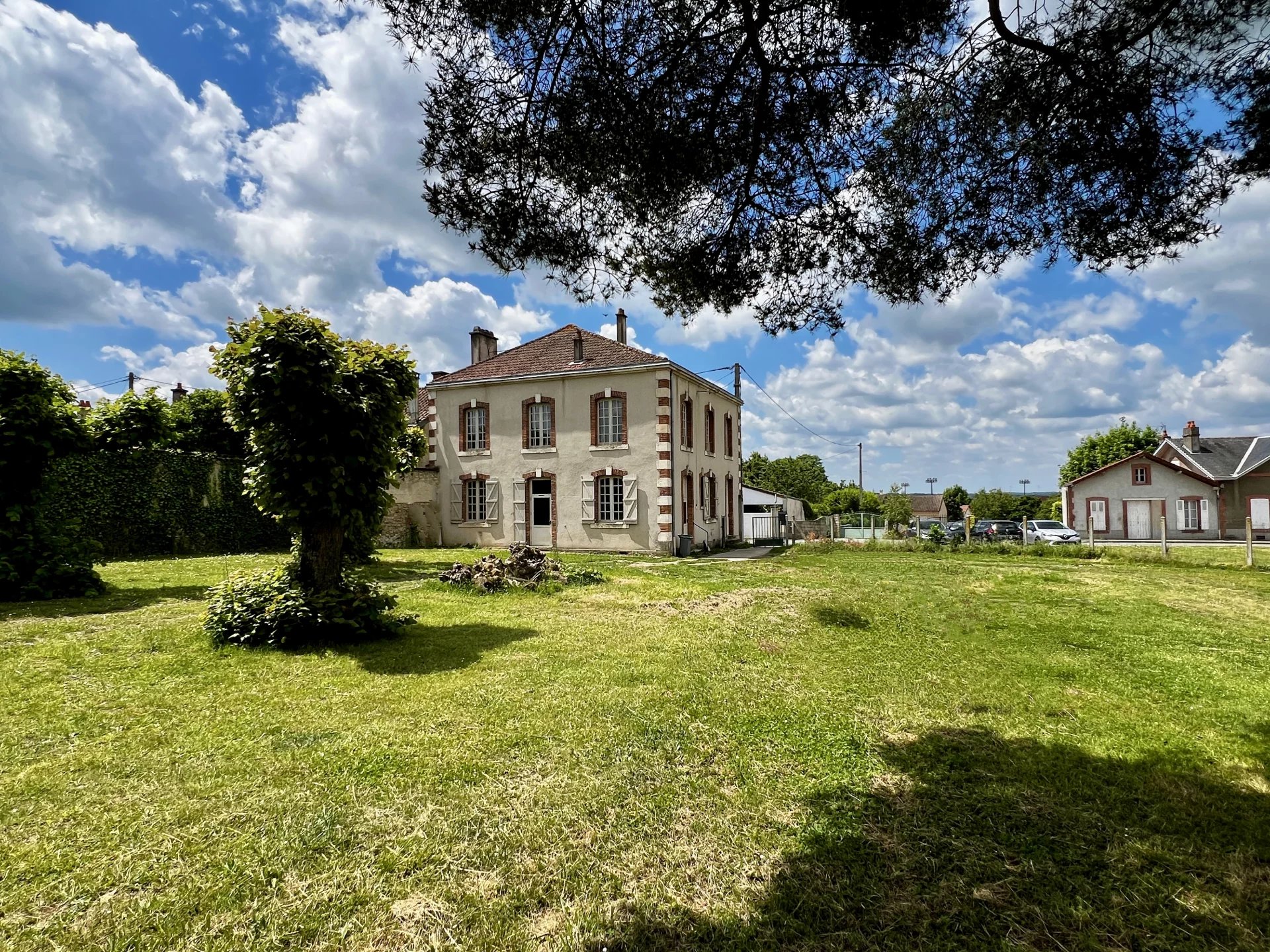 Large 4 Bedroom House with Huge Garden !