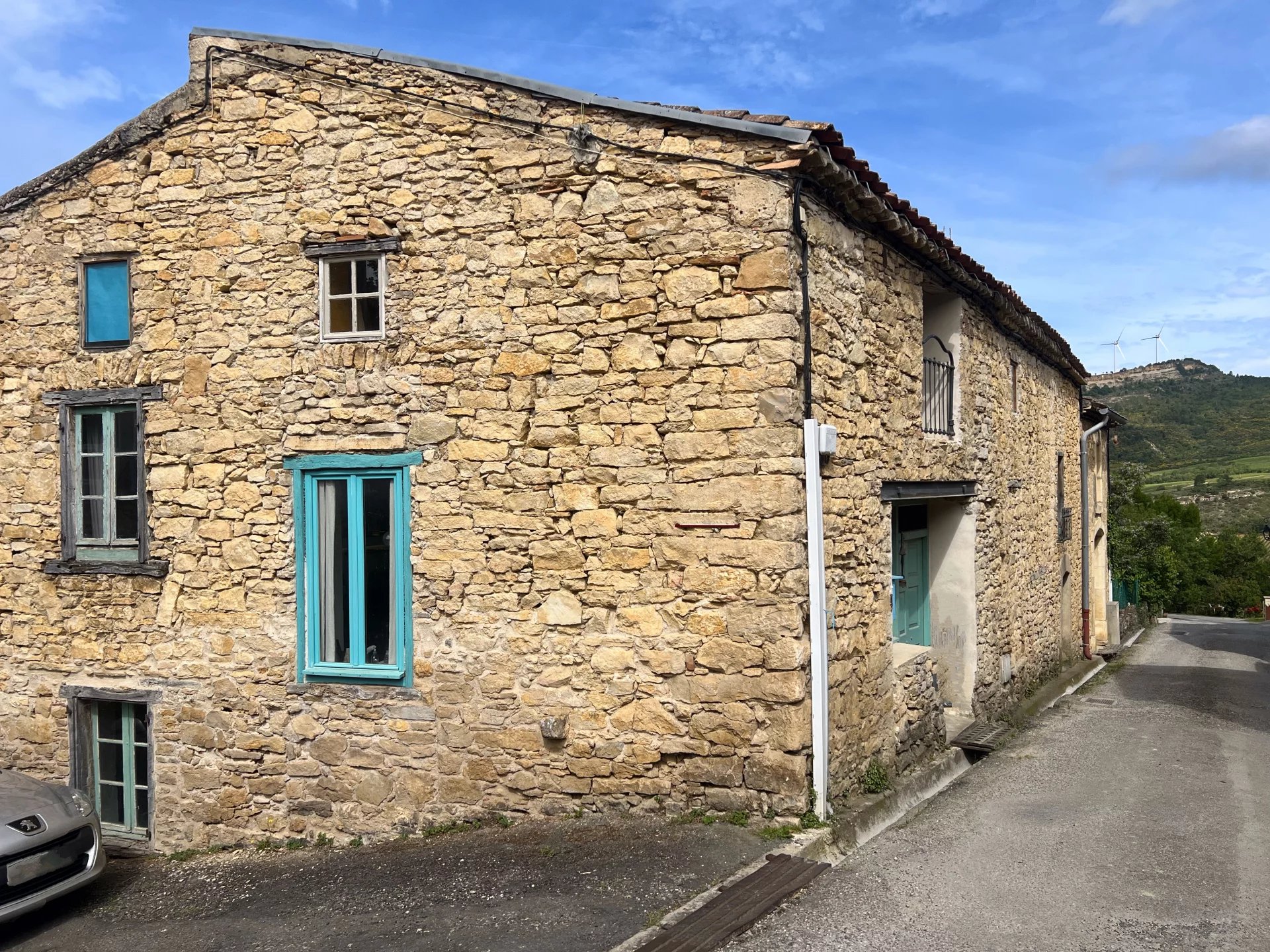 Maison rustique moderne rénovée avec goût et dotée d'un jardin.