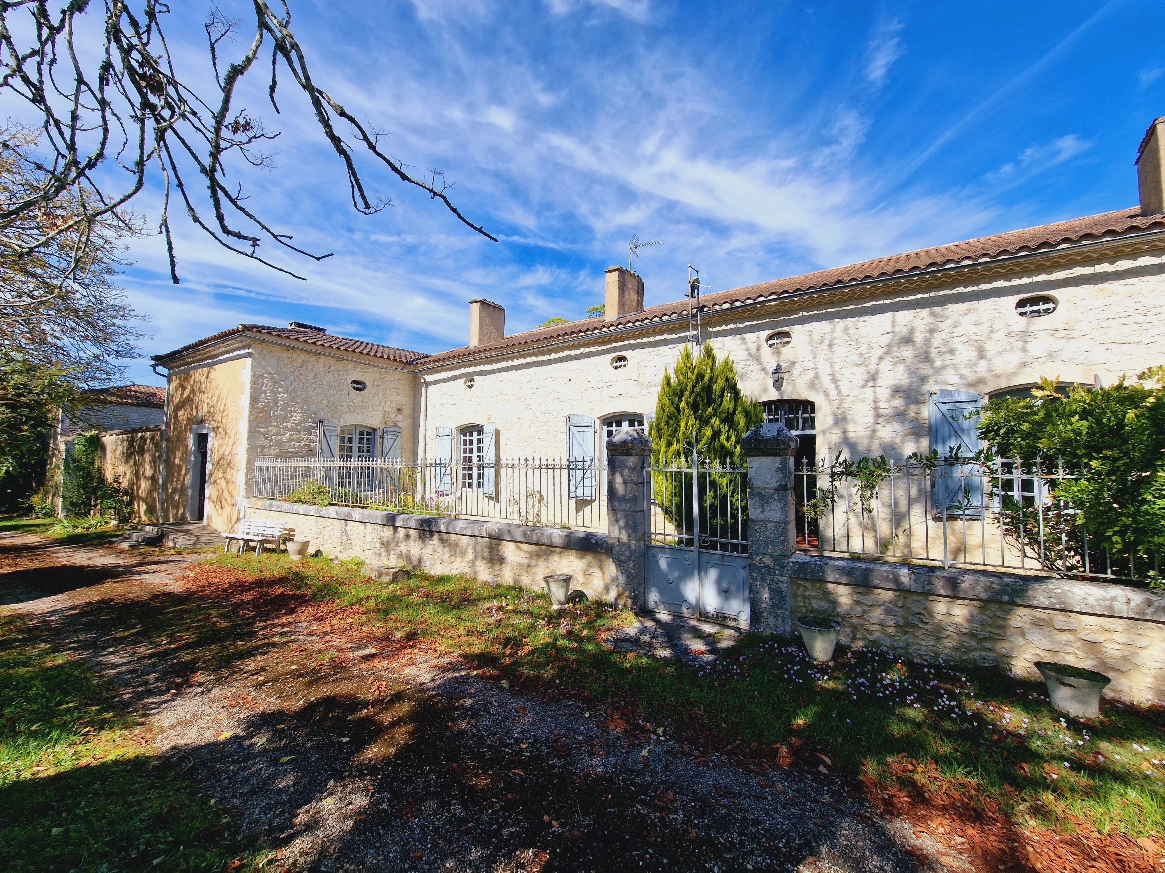 An 18th century chartreuse to update, with separate guest cottages and around 10 hectares