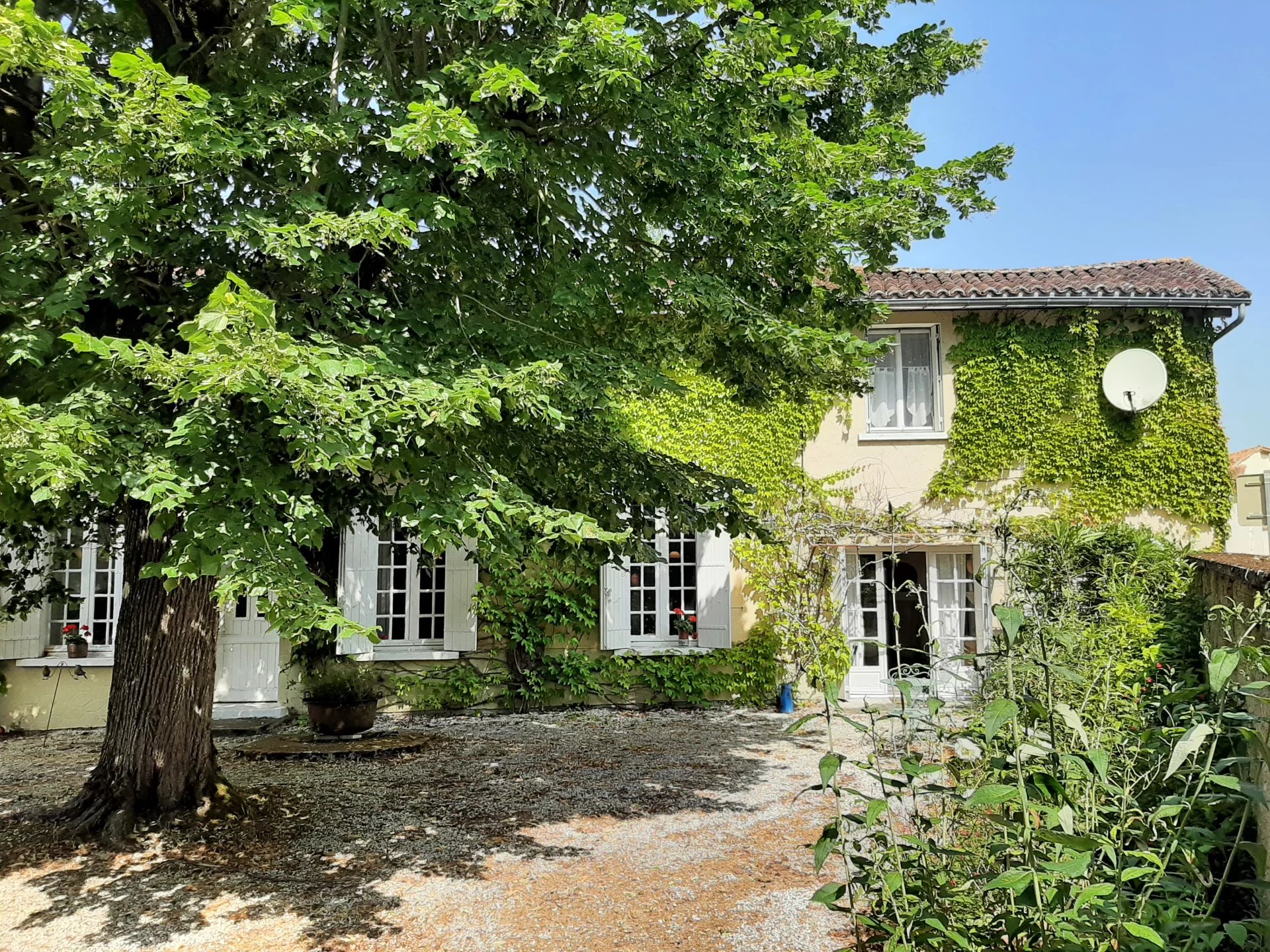 Maison de 3/4 chambres avec jardin privé dans un grand village