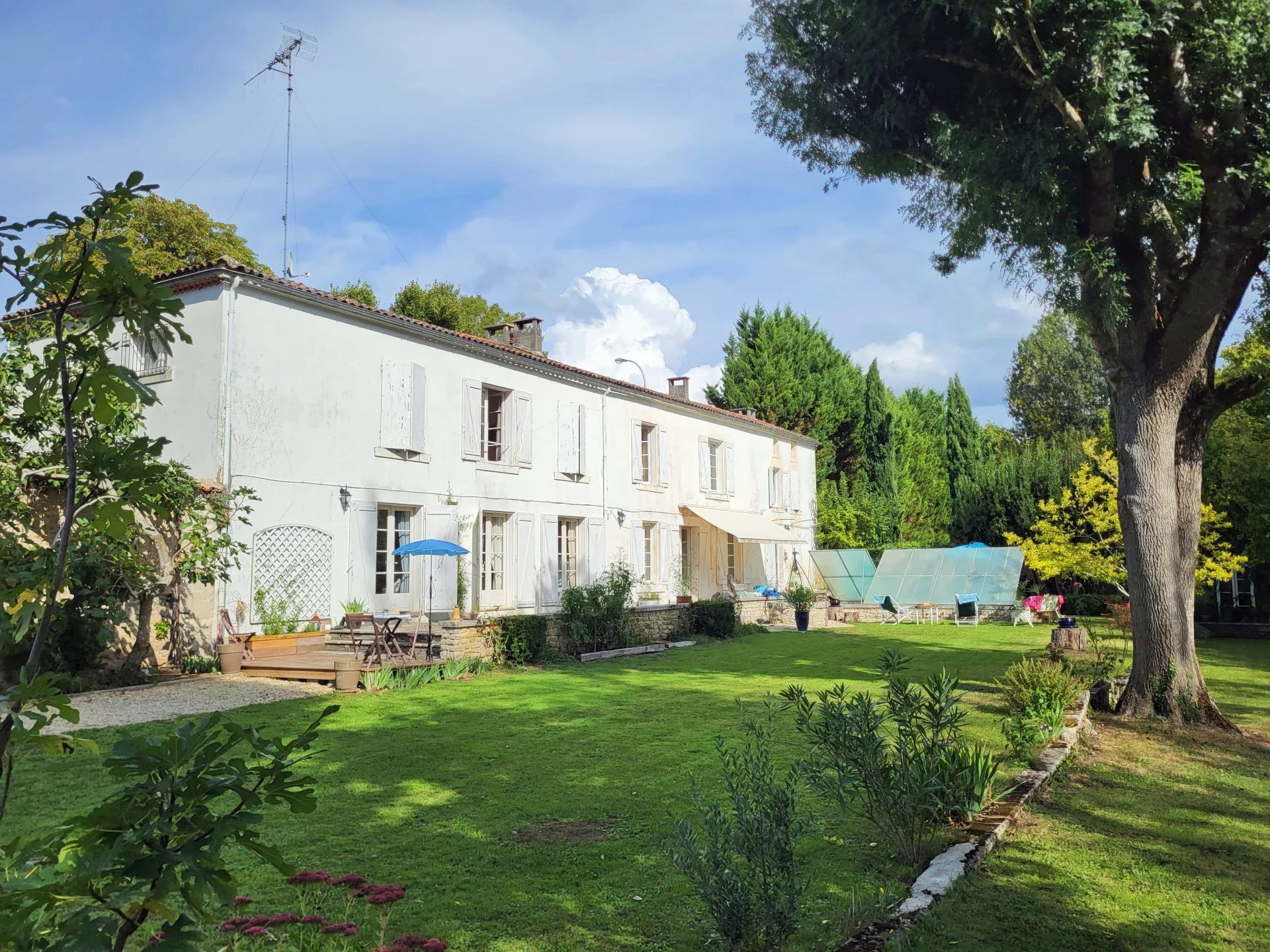 Maison au bord de la rivière avec piscine et 4/5 chambres