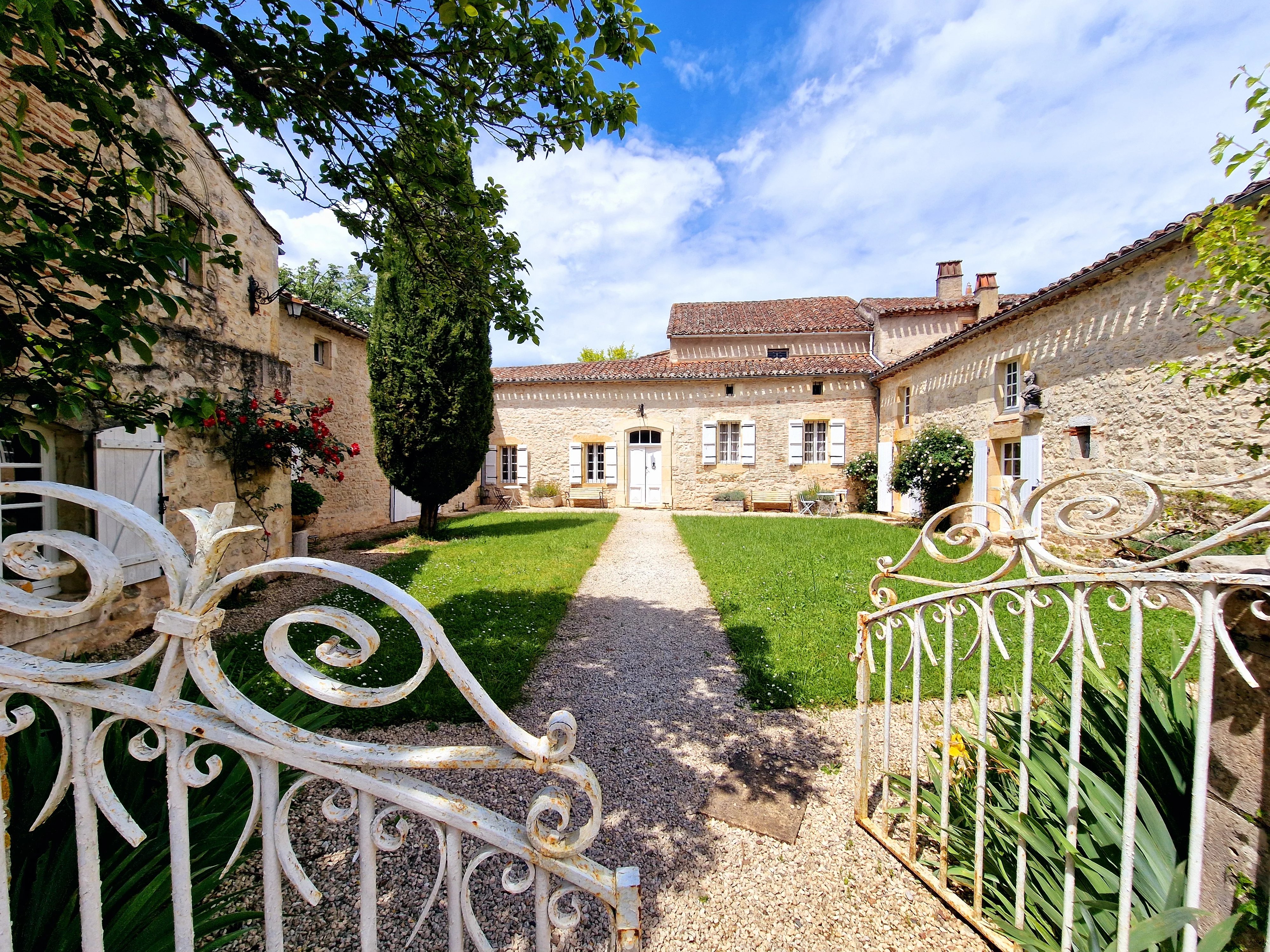 Magnifique domaine de 10 chambres avec deux piscines sur les rives du Lot