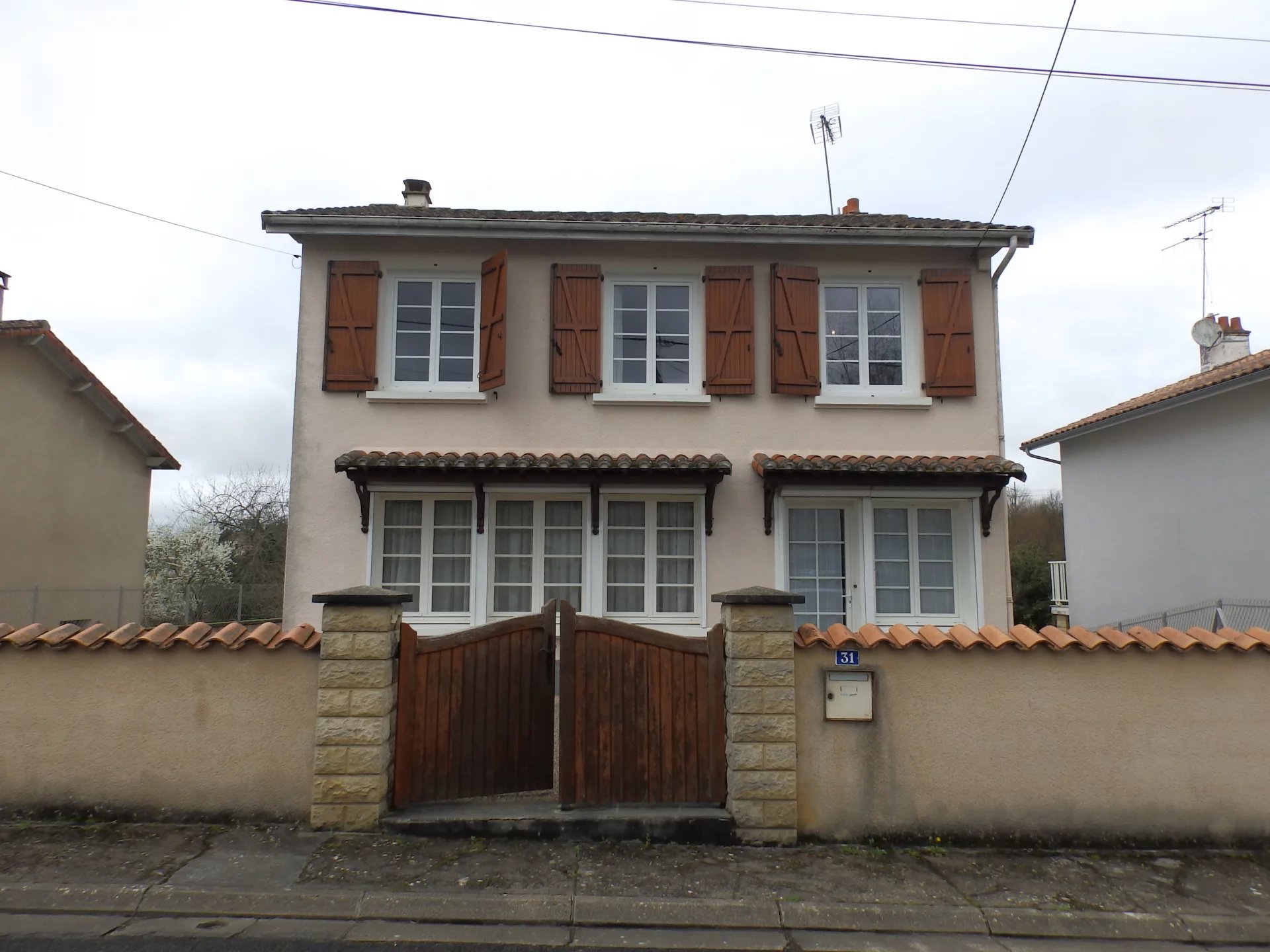 Maison de ville avec dépendances et jardin clos