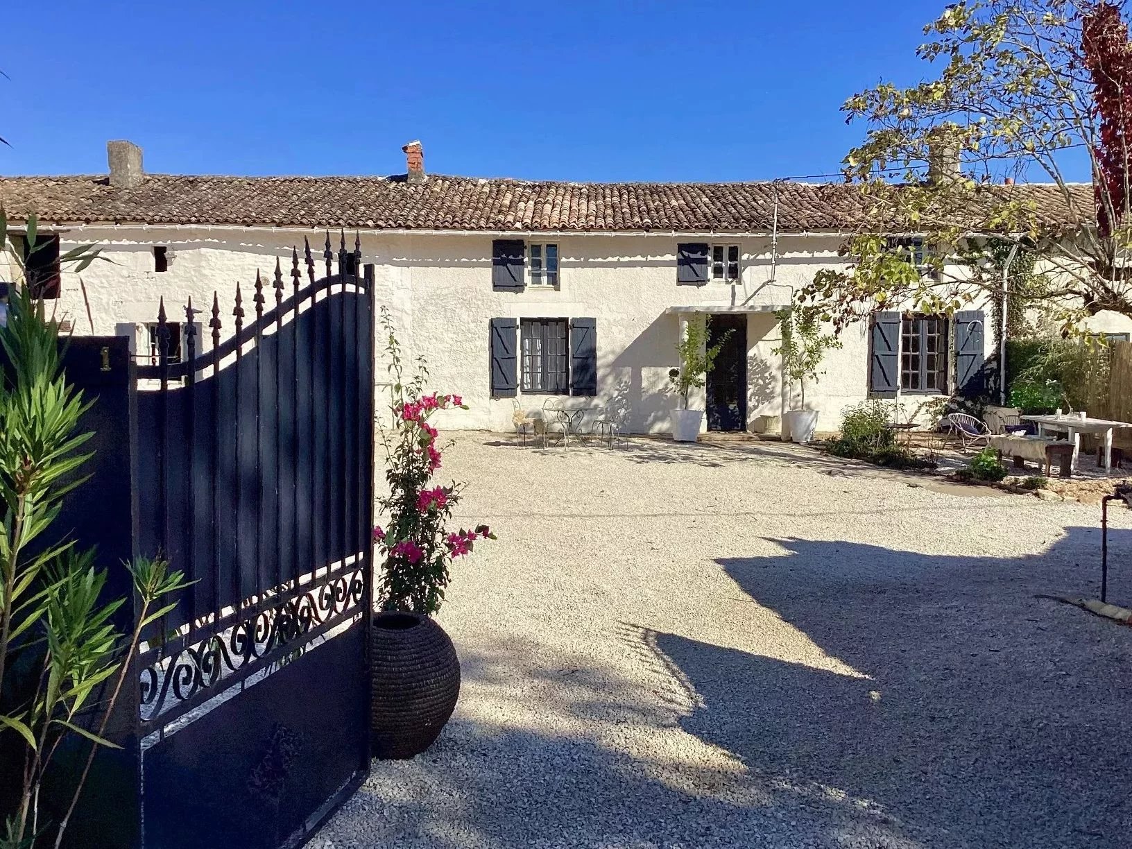 Charmante maison de village d'une chambre avec maison attenante à rénover