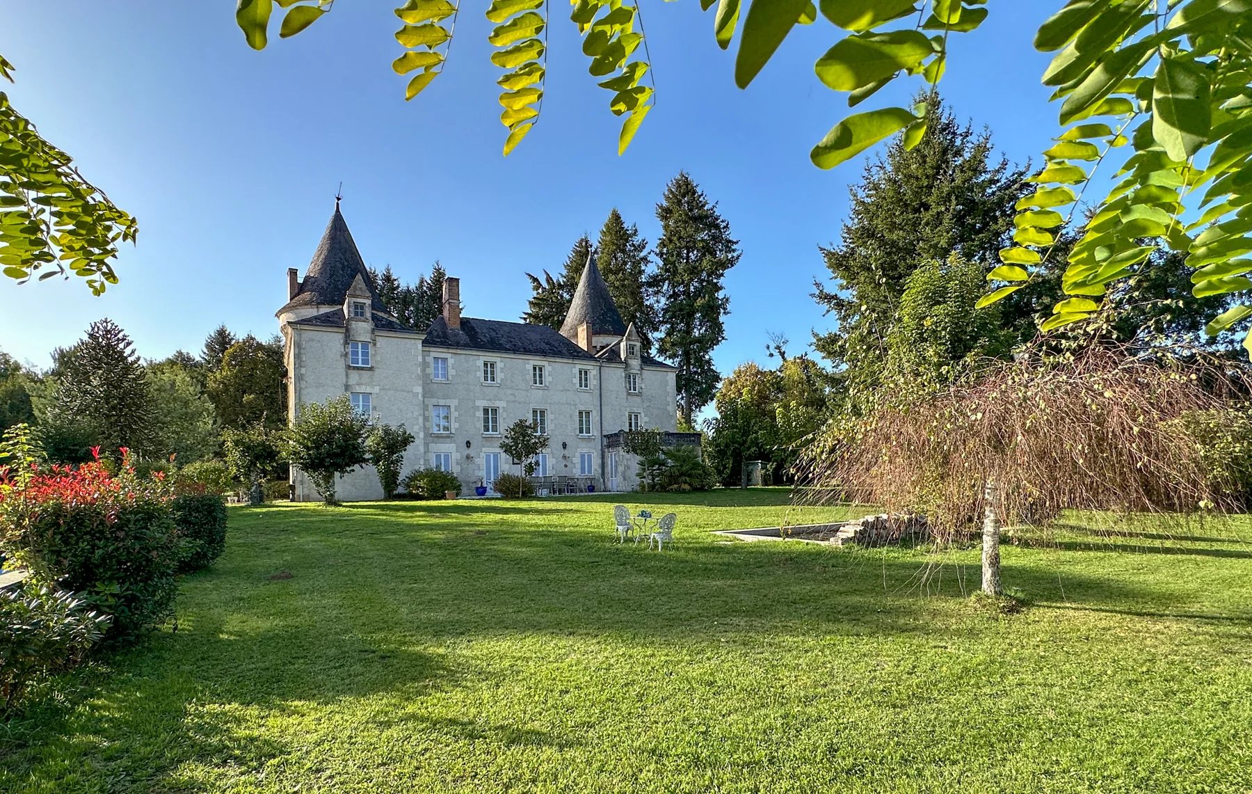 Château with numerous outbuildings and over 30 hectares of land