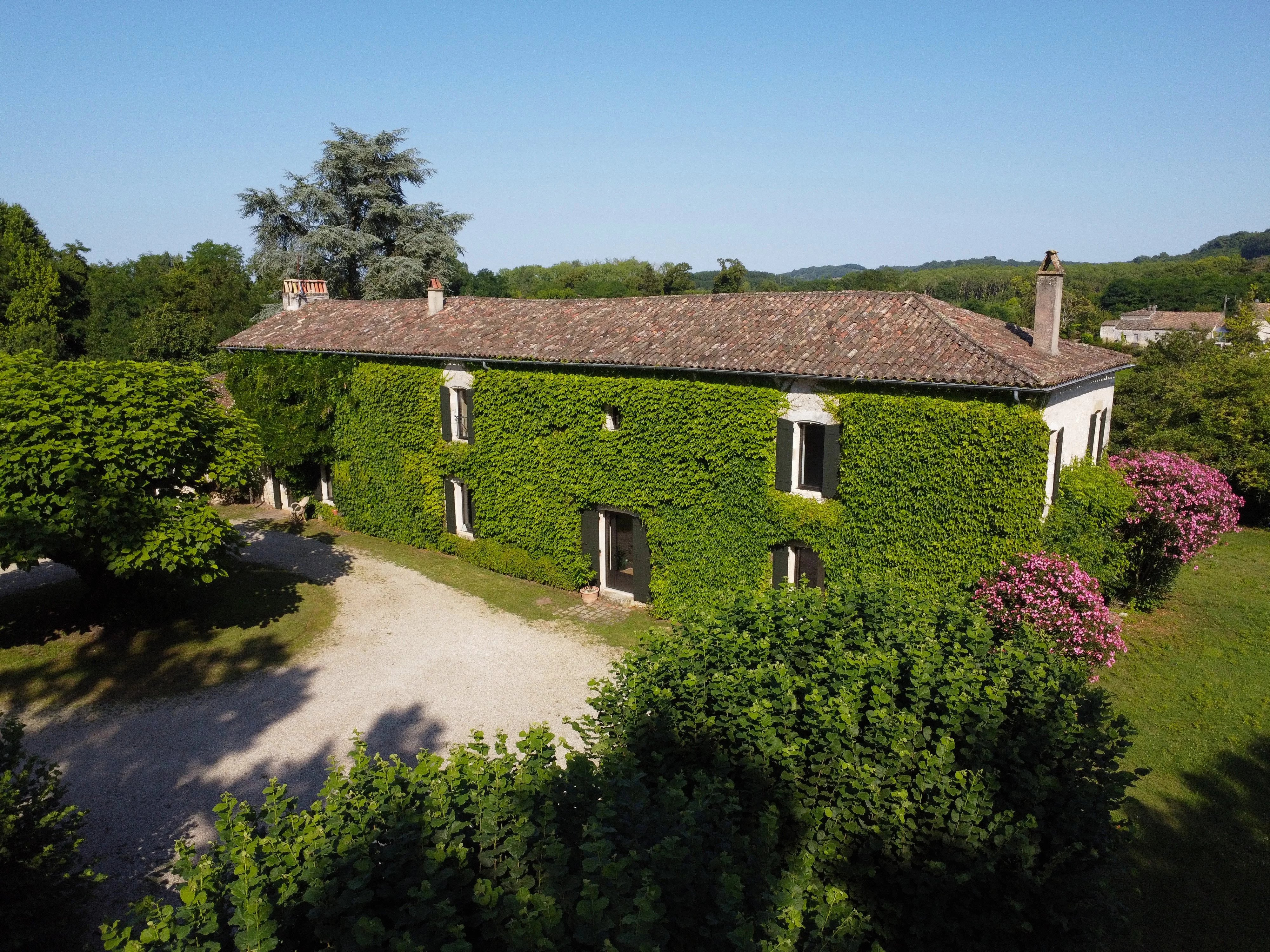 Beautifully-renovated family home close to a popular bastide town