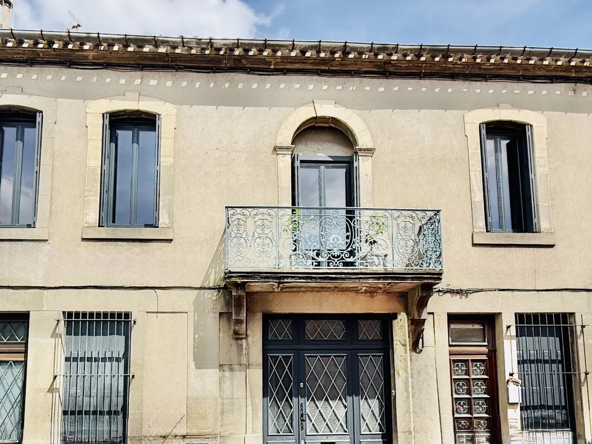 Elegant property with garden in town centre