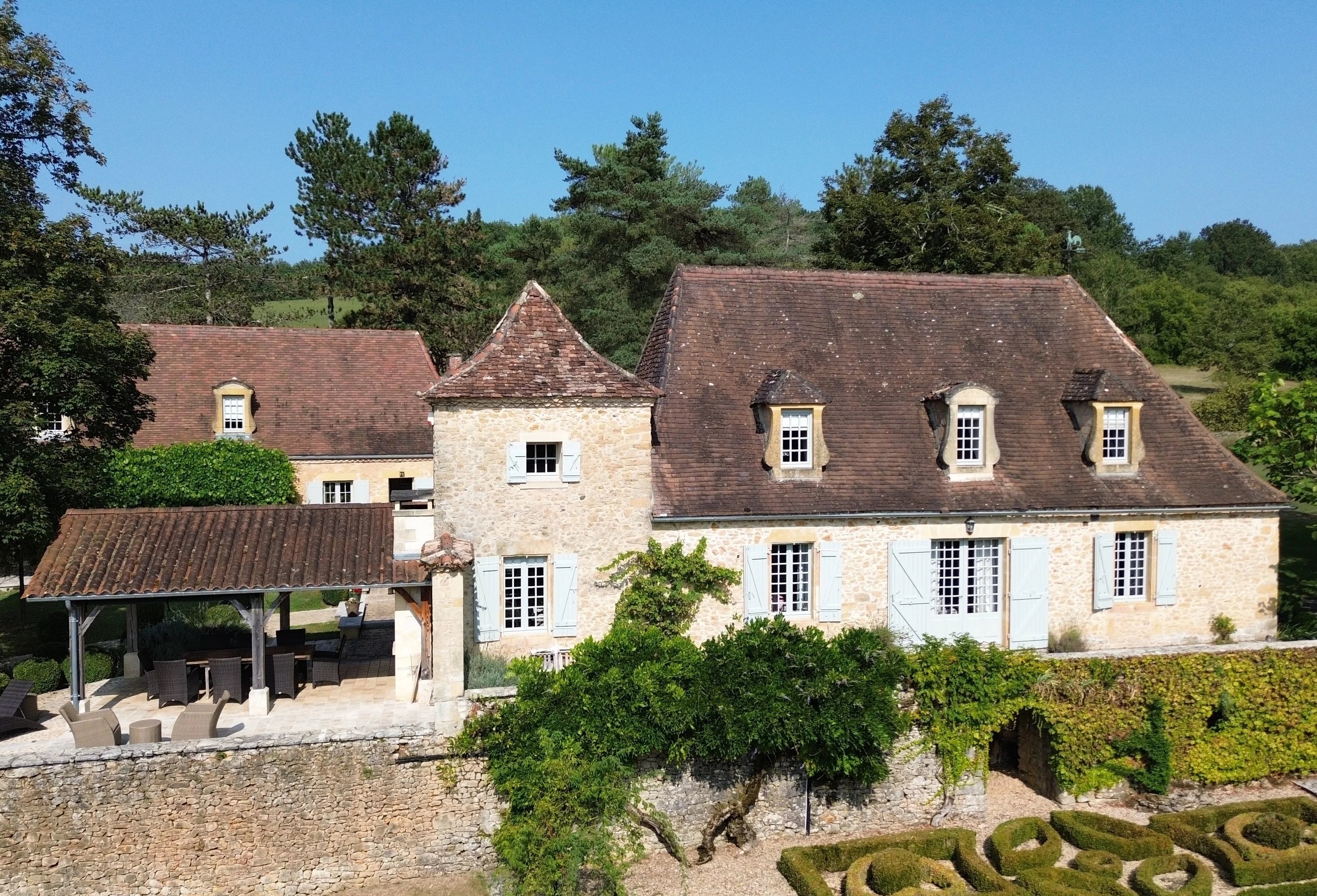 Maison de campagne en pierre entouré de 9 hectares de terrain