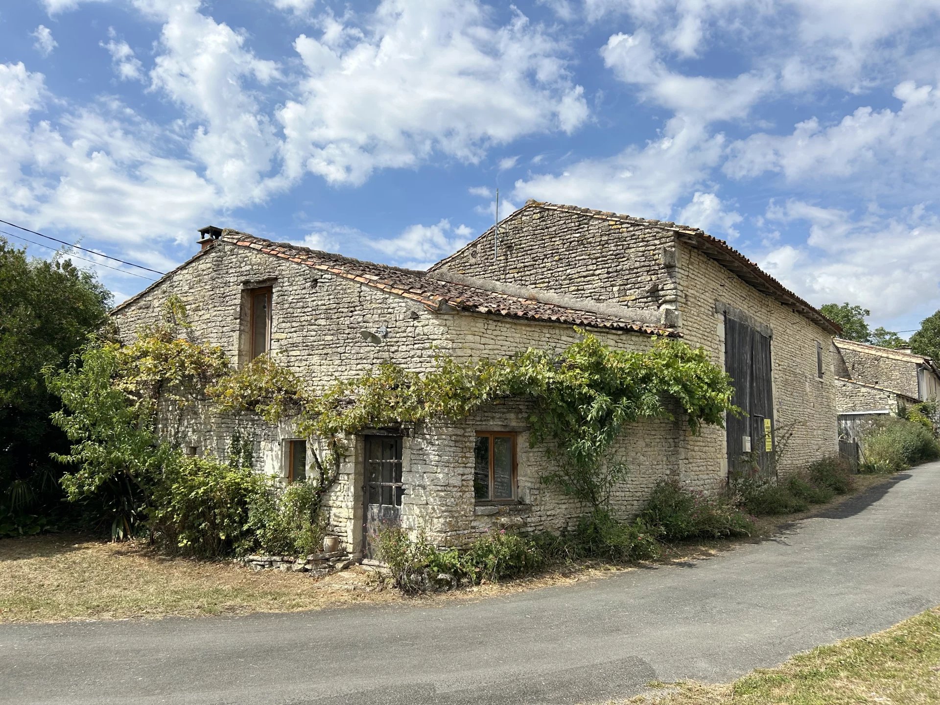 Maison de hameau avec granges, terrains et dépendances