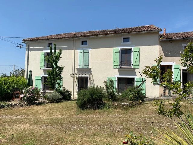 Located in a hamlet close to Verteuil sur Charente