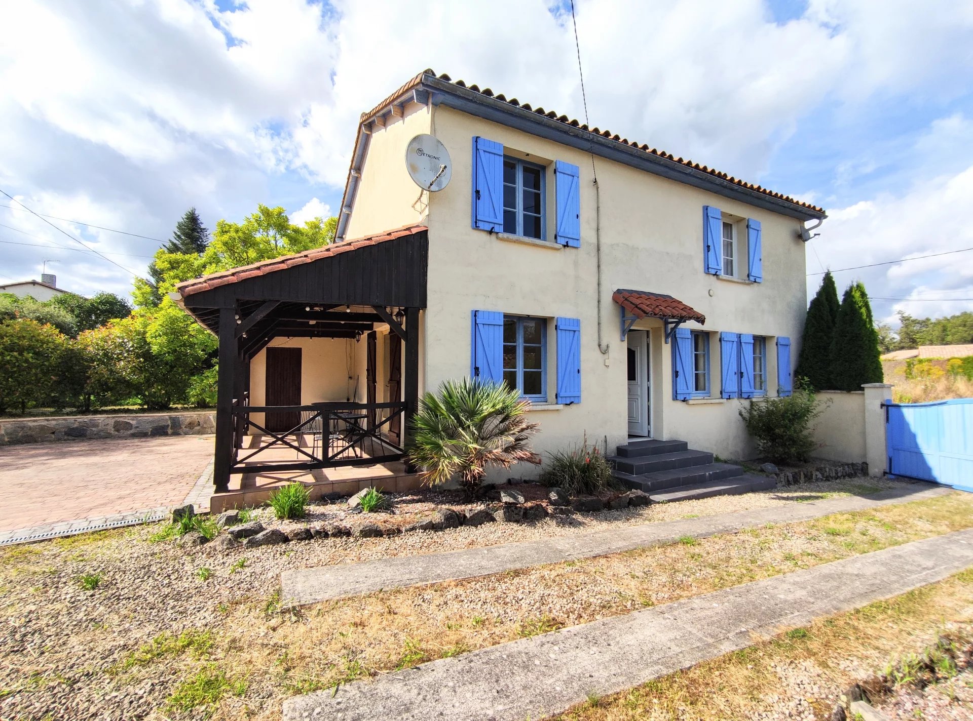 Character 3 bed detached with barn, workshop and garden