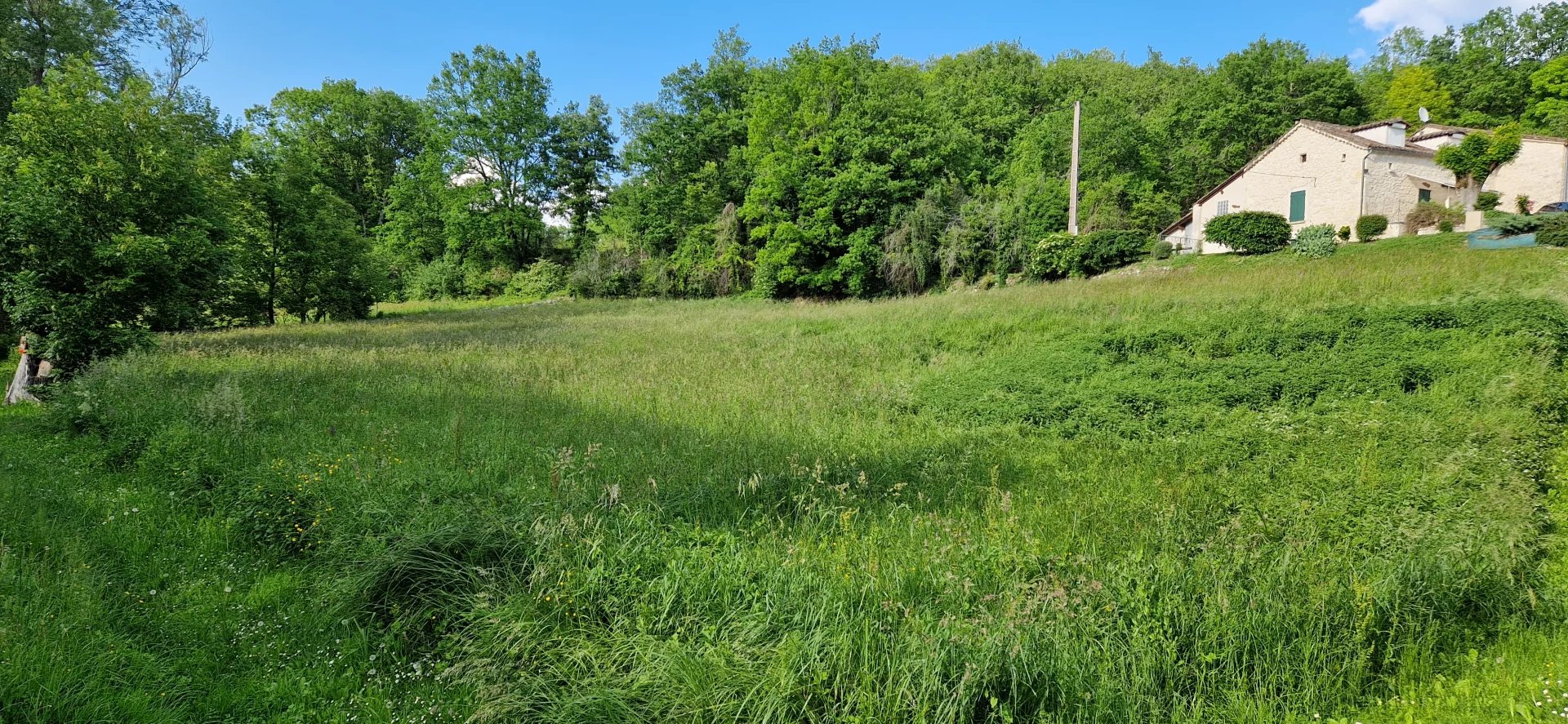 Terrain constructible à la périphérie d'un beau village