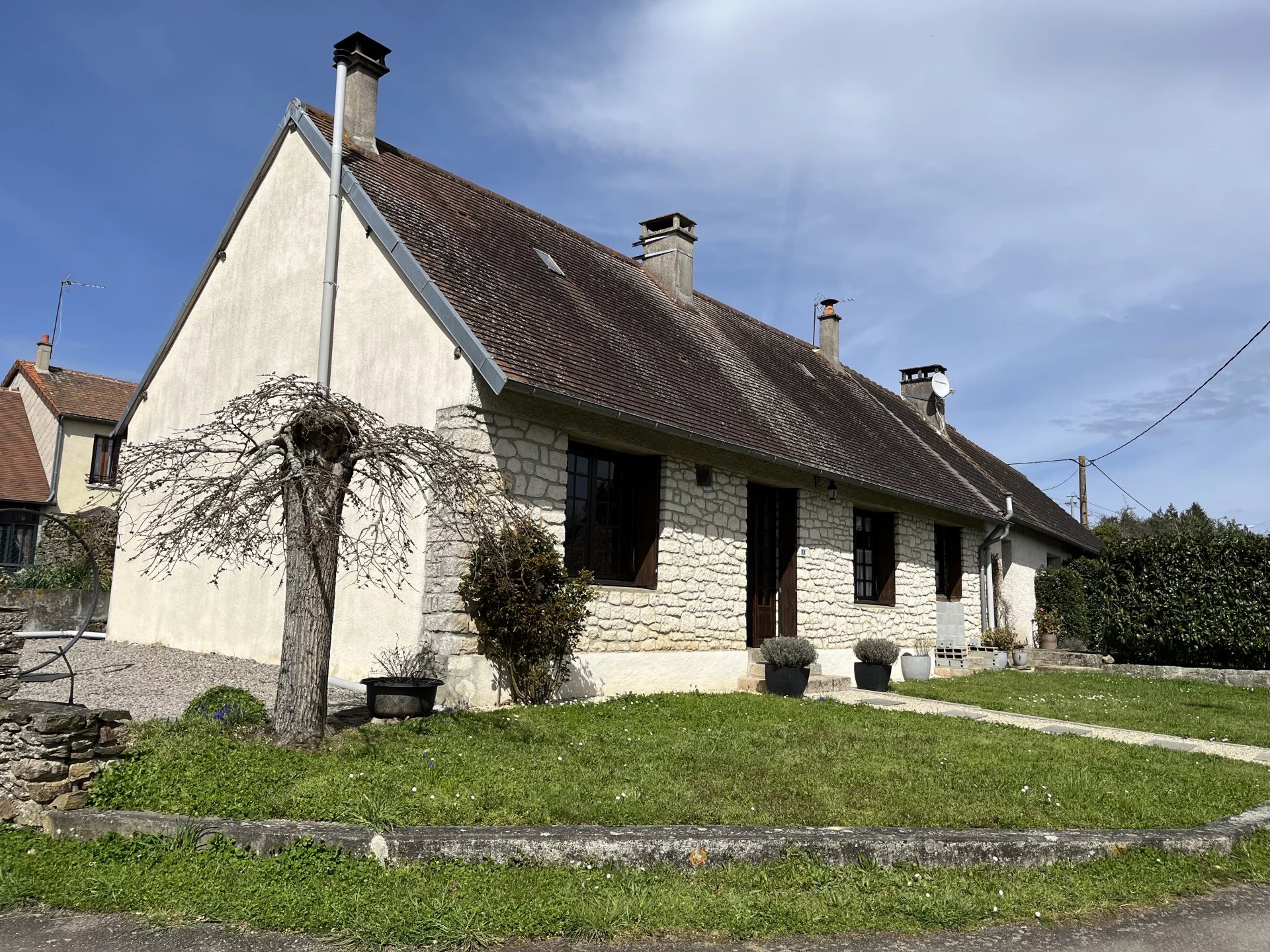 Charming bungalow with barns and private lake