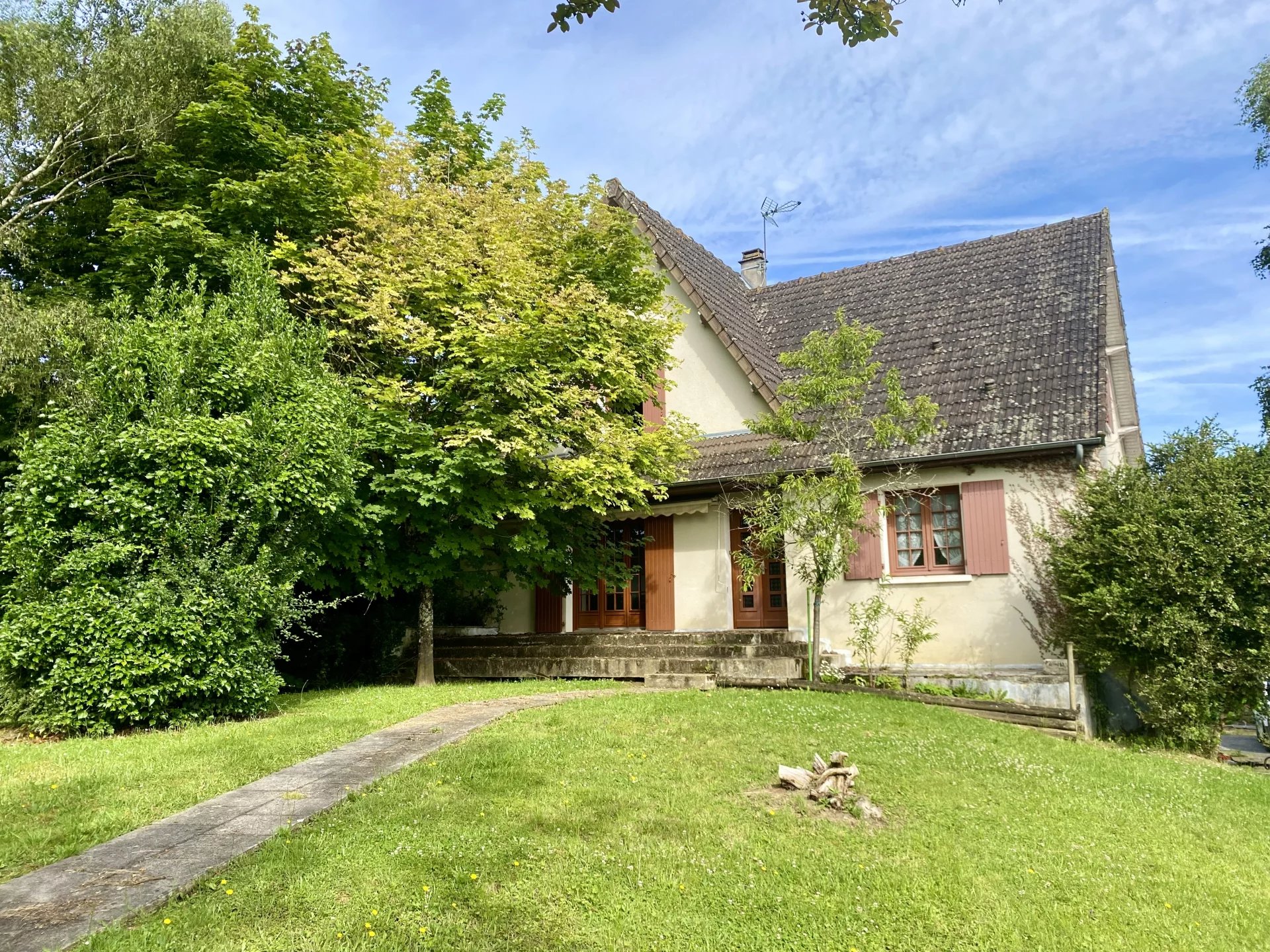 Belle maison avec grand jardin à Bussière-Poitevine