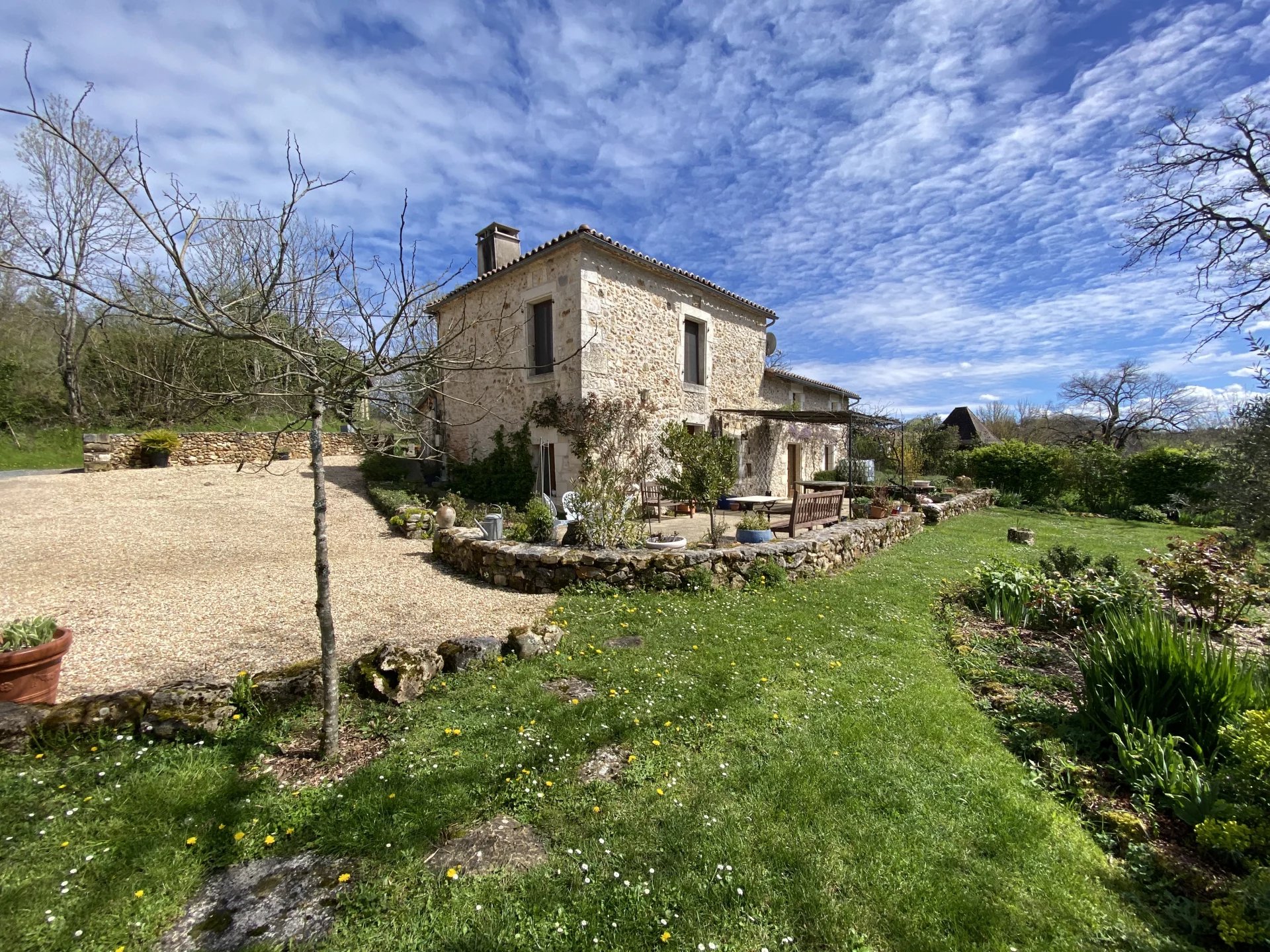 Maison en pierre, 3 chambres et vue dégagée sur le jardin