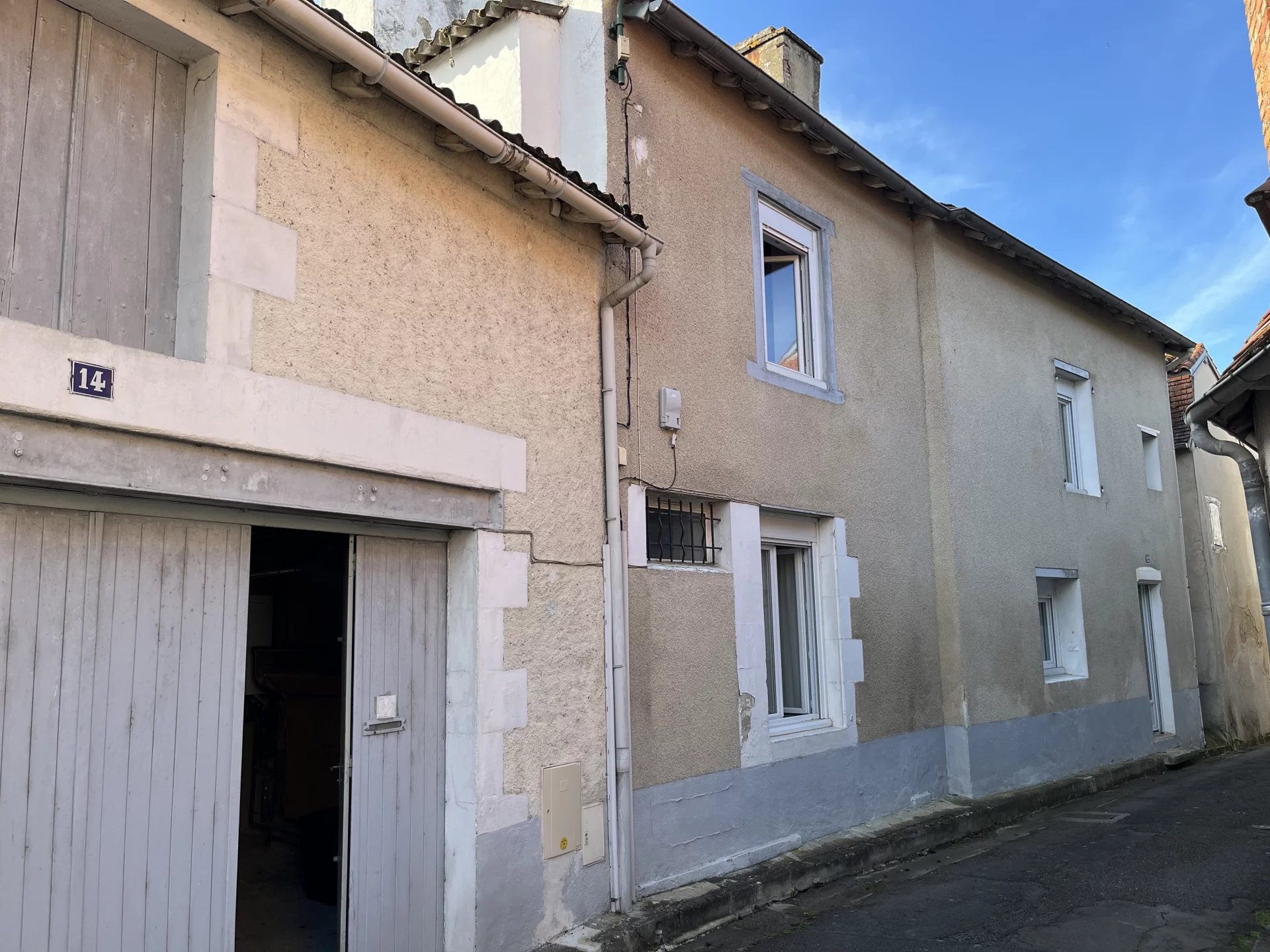 Maison de ville avec grange et jardin située au coeur de Montmorillon