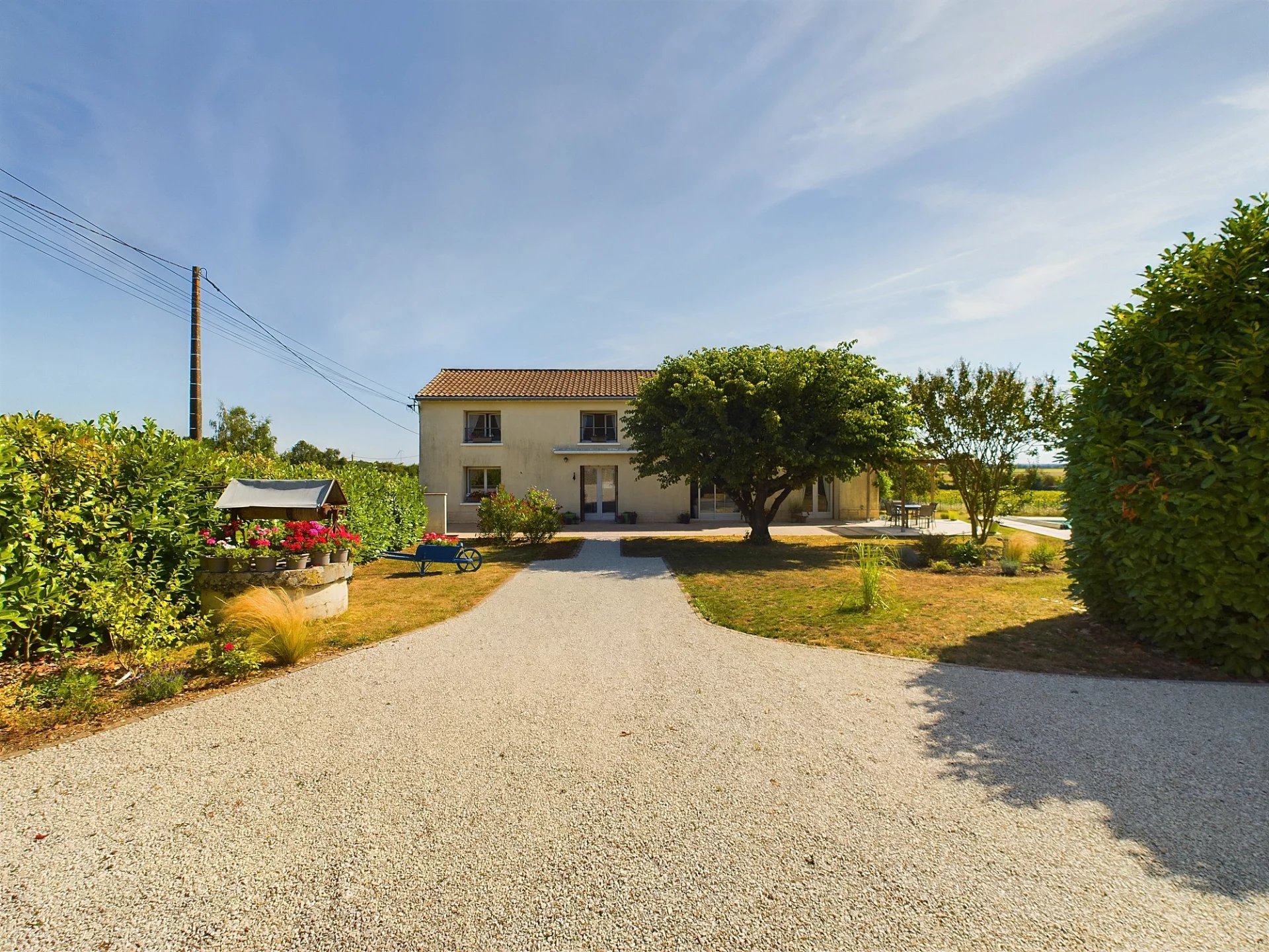 Jolie maison familiale moderne ou maison de vacances au milieu des tournesols.