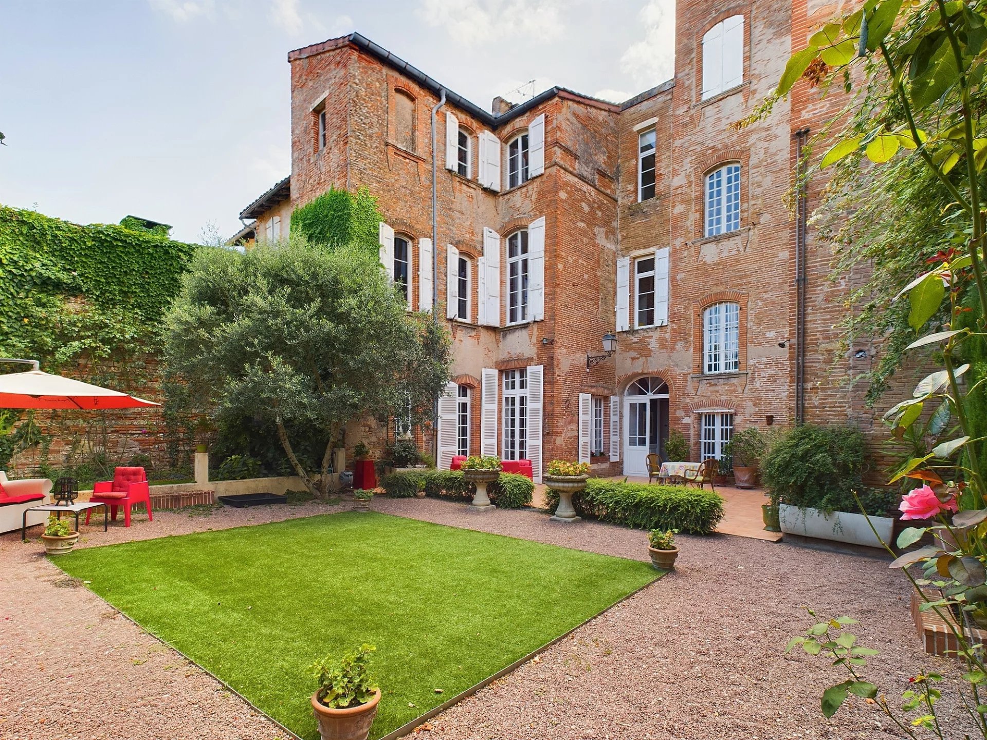 Historic 16th-century town house boasting timeless elegance and contemporary comfort.