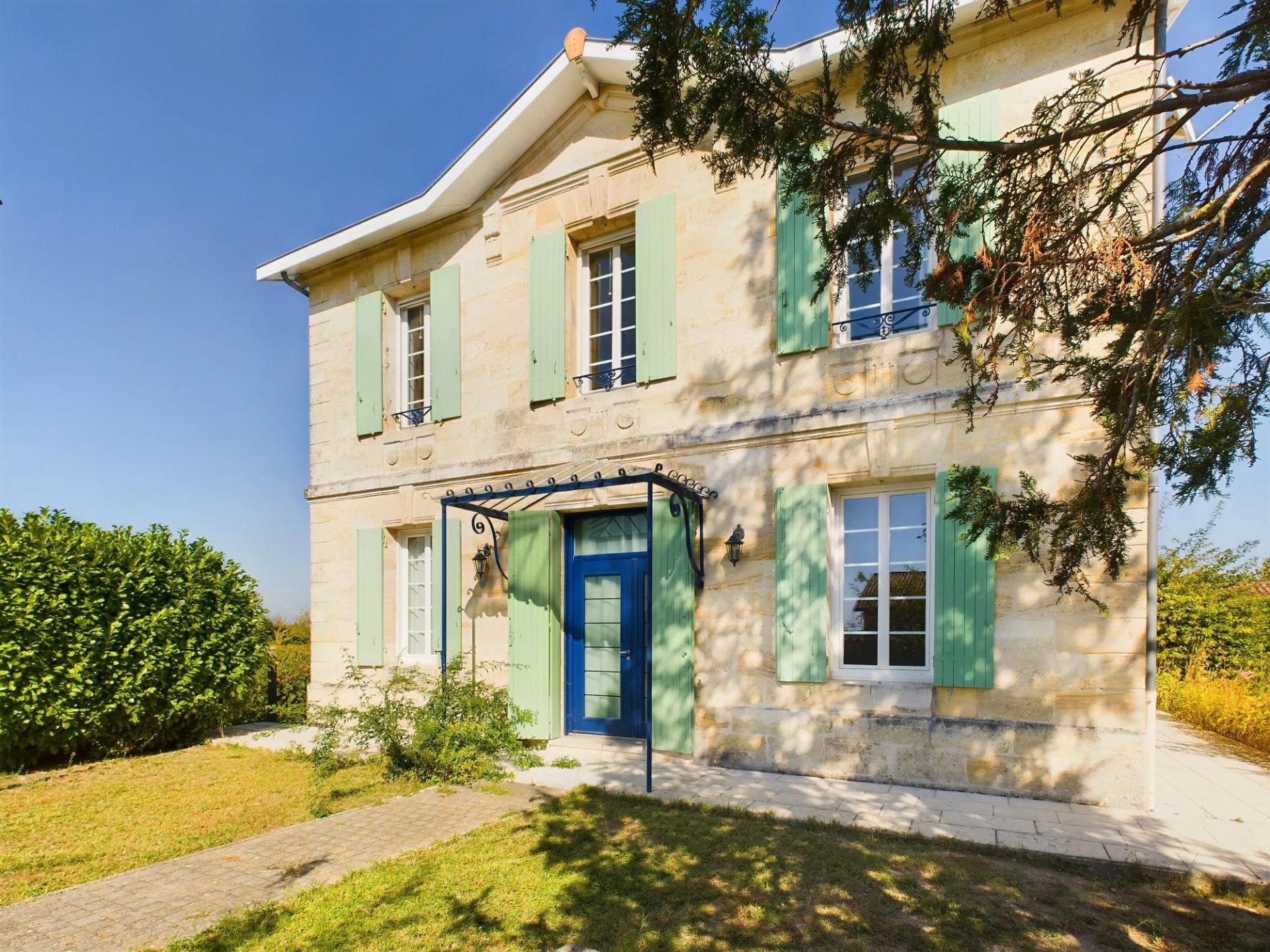 Country house set among vineyards just 45 minutes from Bordeaux