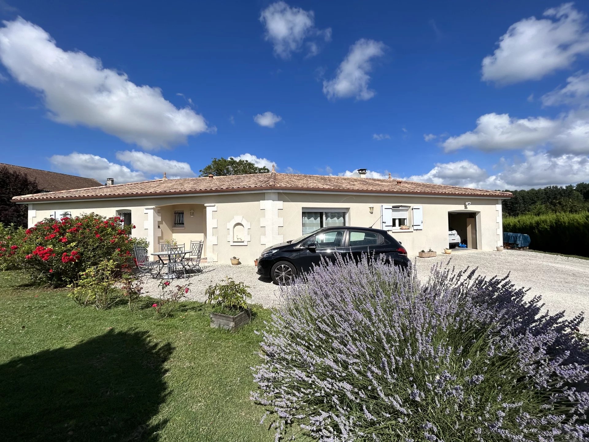 For sale: Charming bungalow in the countryside near Barbezieux-Saint-Hilaire