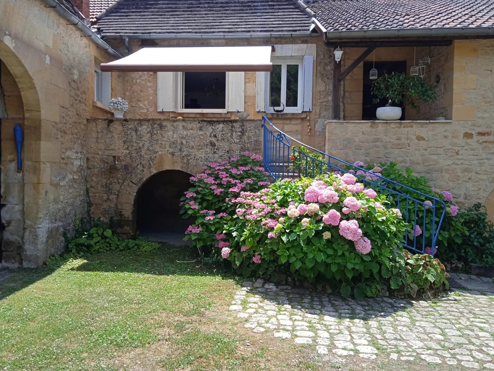 Maison de caractère en pierre au cœur d'une ville dynamique