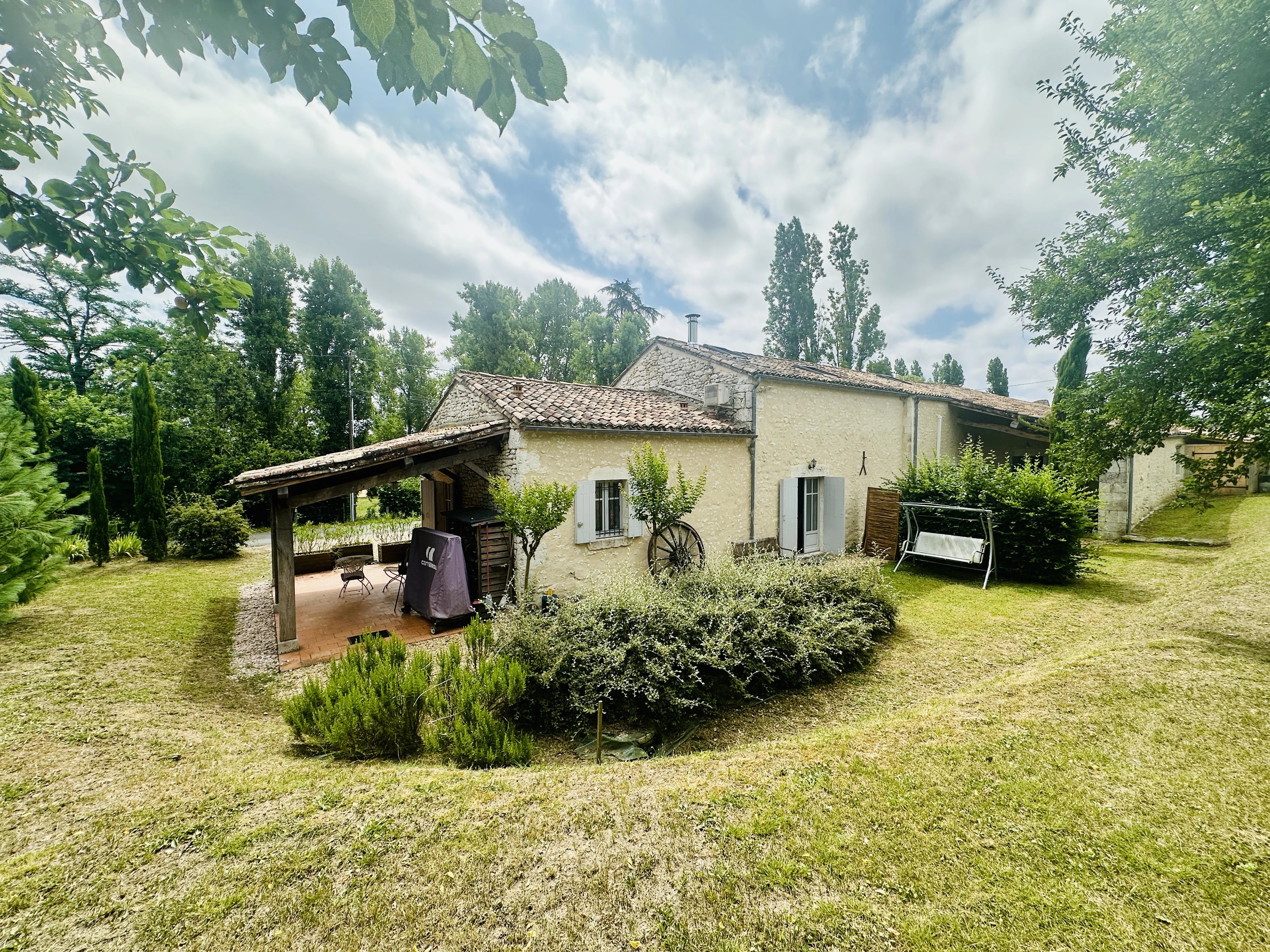 Superbe maison en pierre avec annexe dans un hameau paisible avec de jolies vues