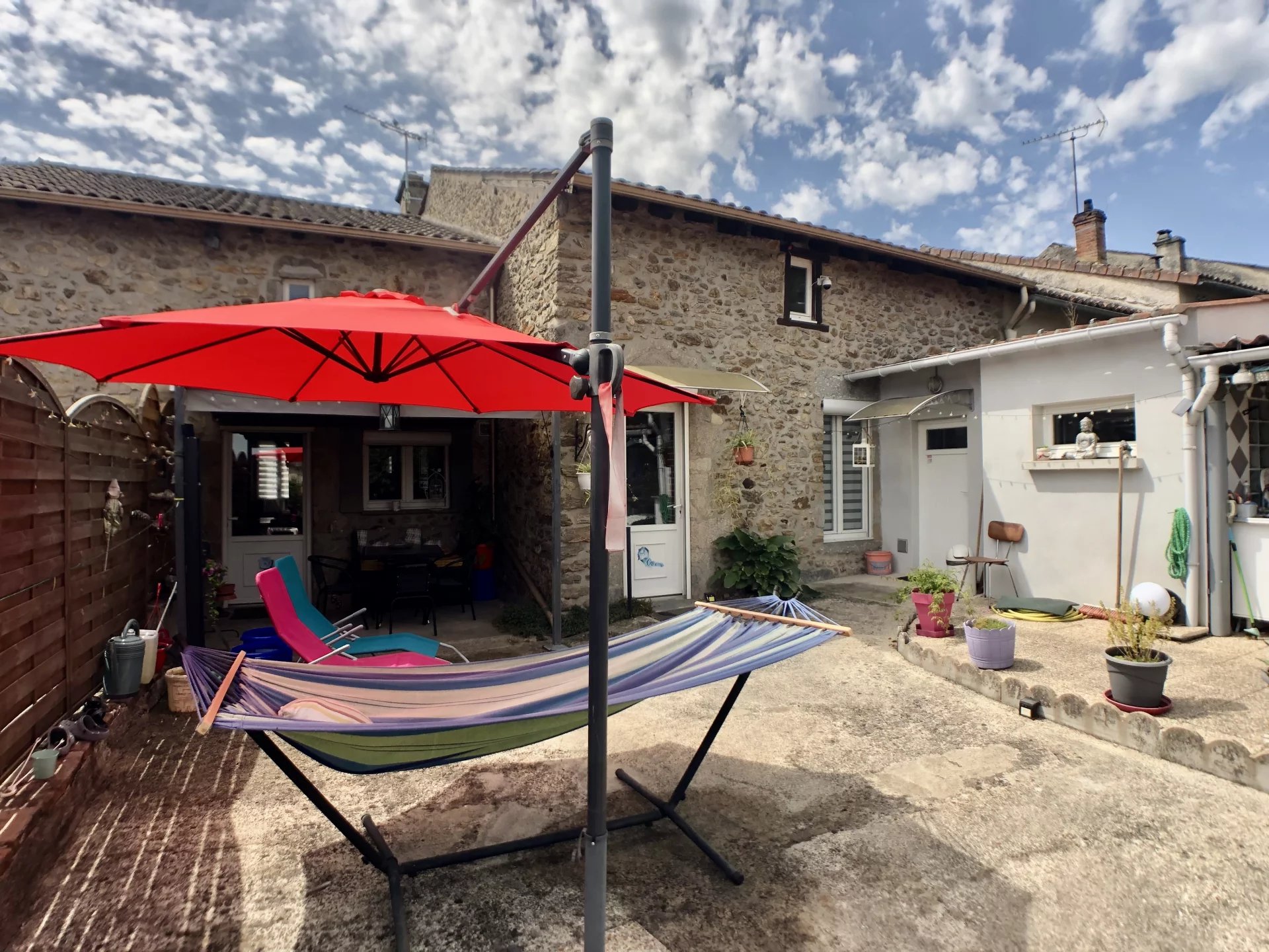 Belle maison de 3 chambres avec grand espace extérieur et garages