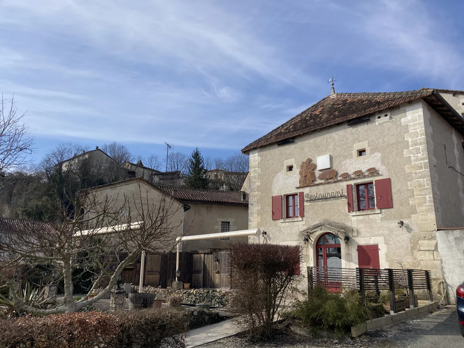 Restaurant et appartement dans un charmant village