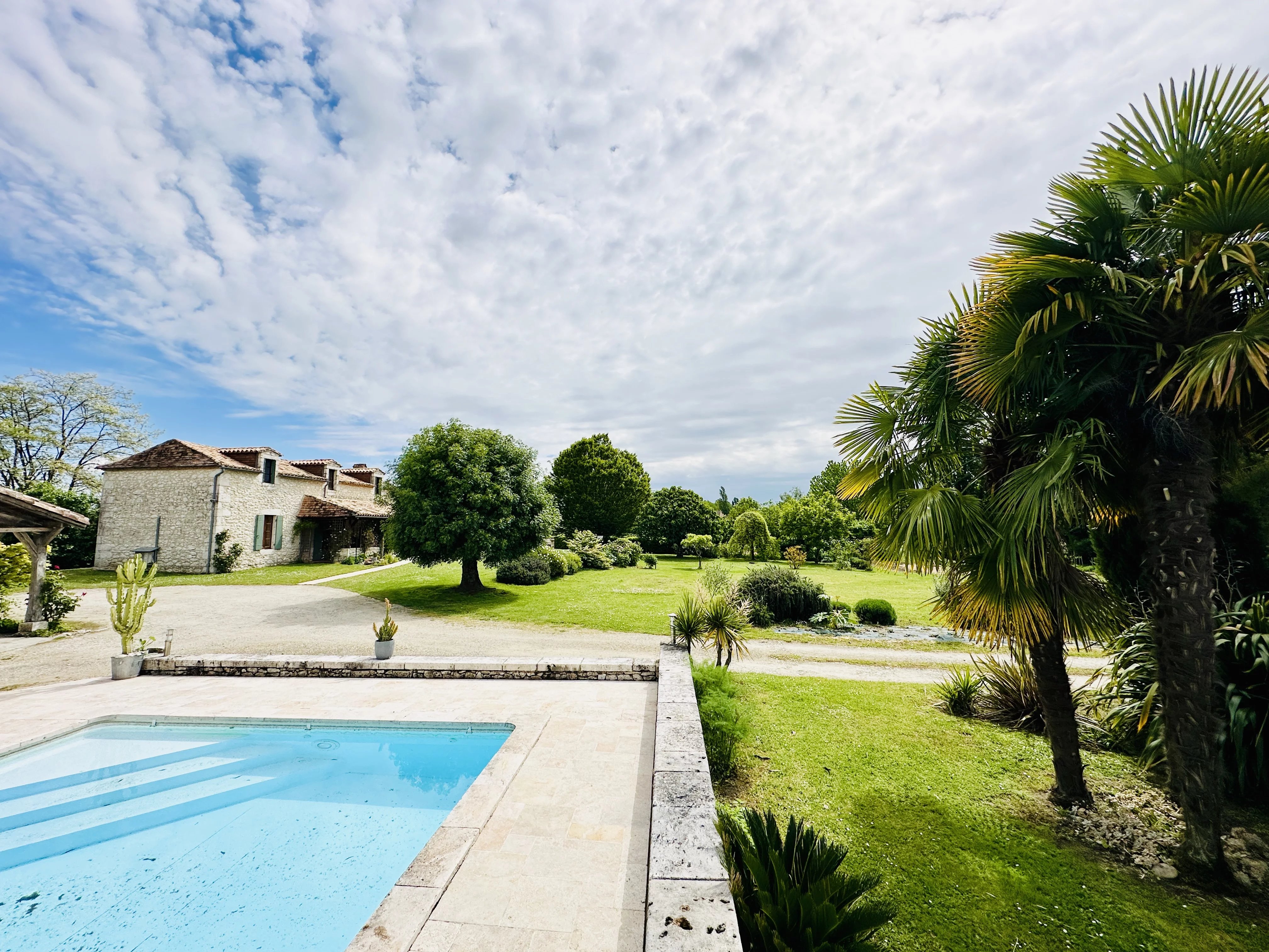 Maison de charme en pierre avec terrasse, piscine et grange près d'Eymet.